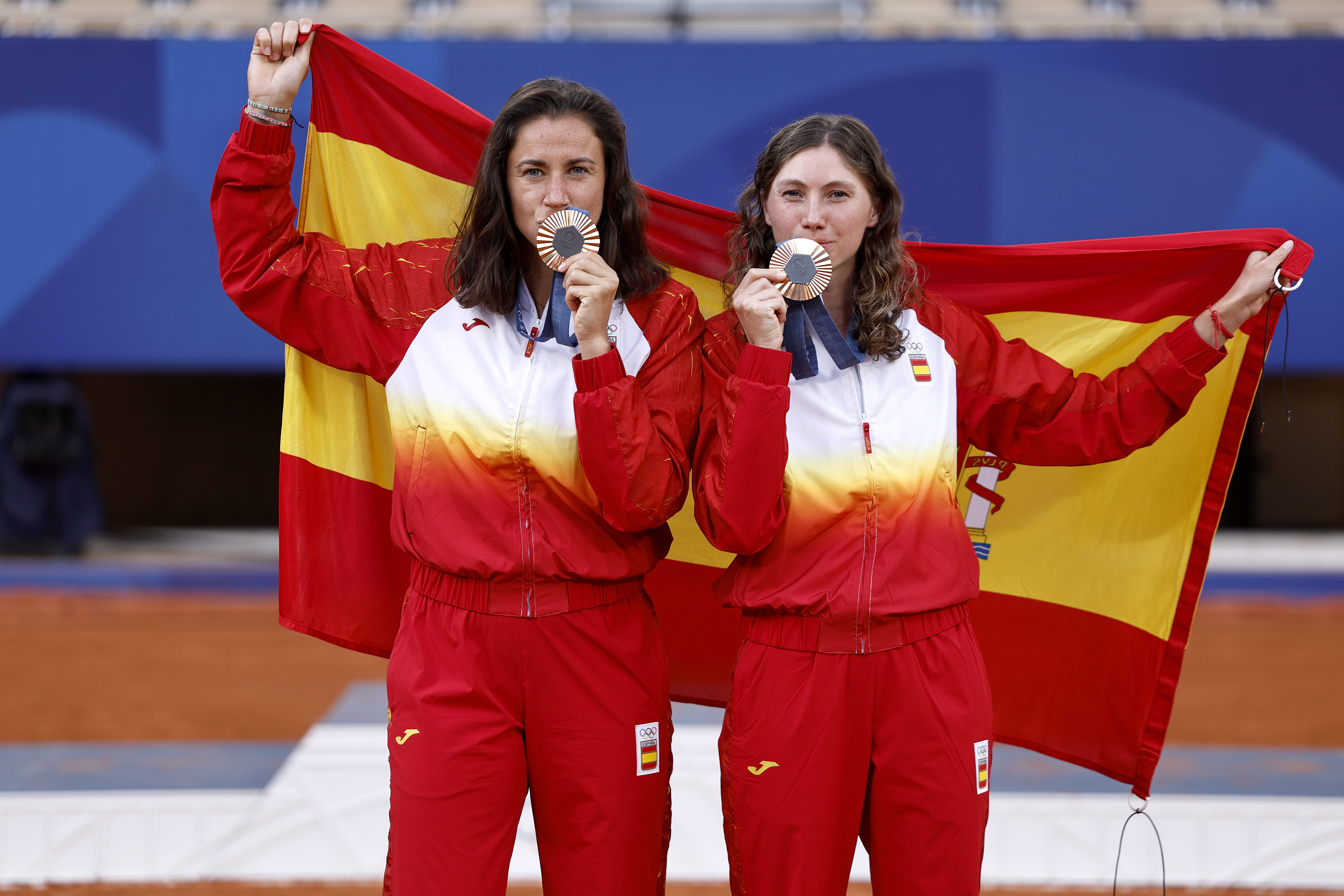 Sara Sorribes y Cristina Bucsa trajeron una nueva medalla para España, esta venz en los dobles femeninos de tenis. La pareja se impuso a las checas Muchova y Noskova por un 6-2, 6-2.