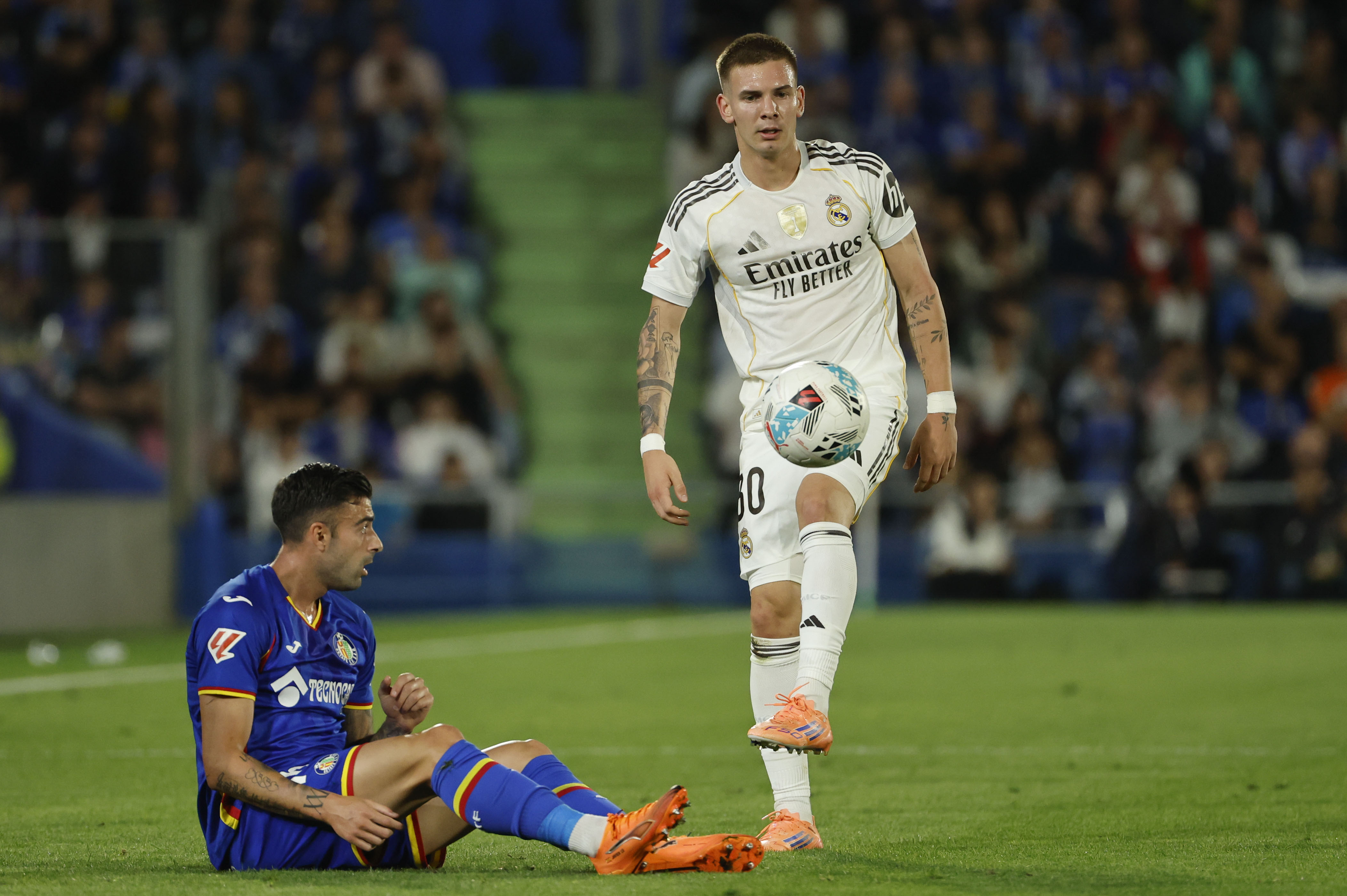 GETAFE (COMUNIDAD DE MADRID), 19/10/2025.- El extremo del Real Madrid Franco Mastantuono (d) este domingo, durante el partido de la jornada 9 de LaLiga EA Sports que Getafe y Real Madrid disputan en el Coliseum, en Getafe (Comunidad de Madrid). EFE/ Mariscal
