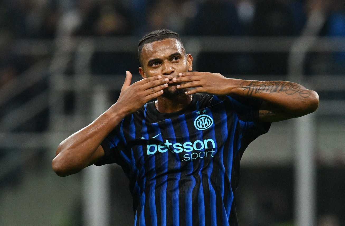 Soccer Football - UEFA Champions League - Inter Milan v Slavia Prague - San Siro, Milan, Italy - September 30, 2025 Inter Milan's Manuel Akanji acknowledges fans after the match REUTERS/Jennifer Lorenzini
