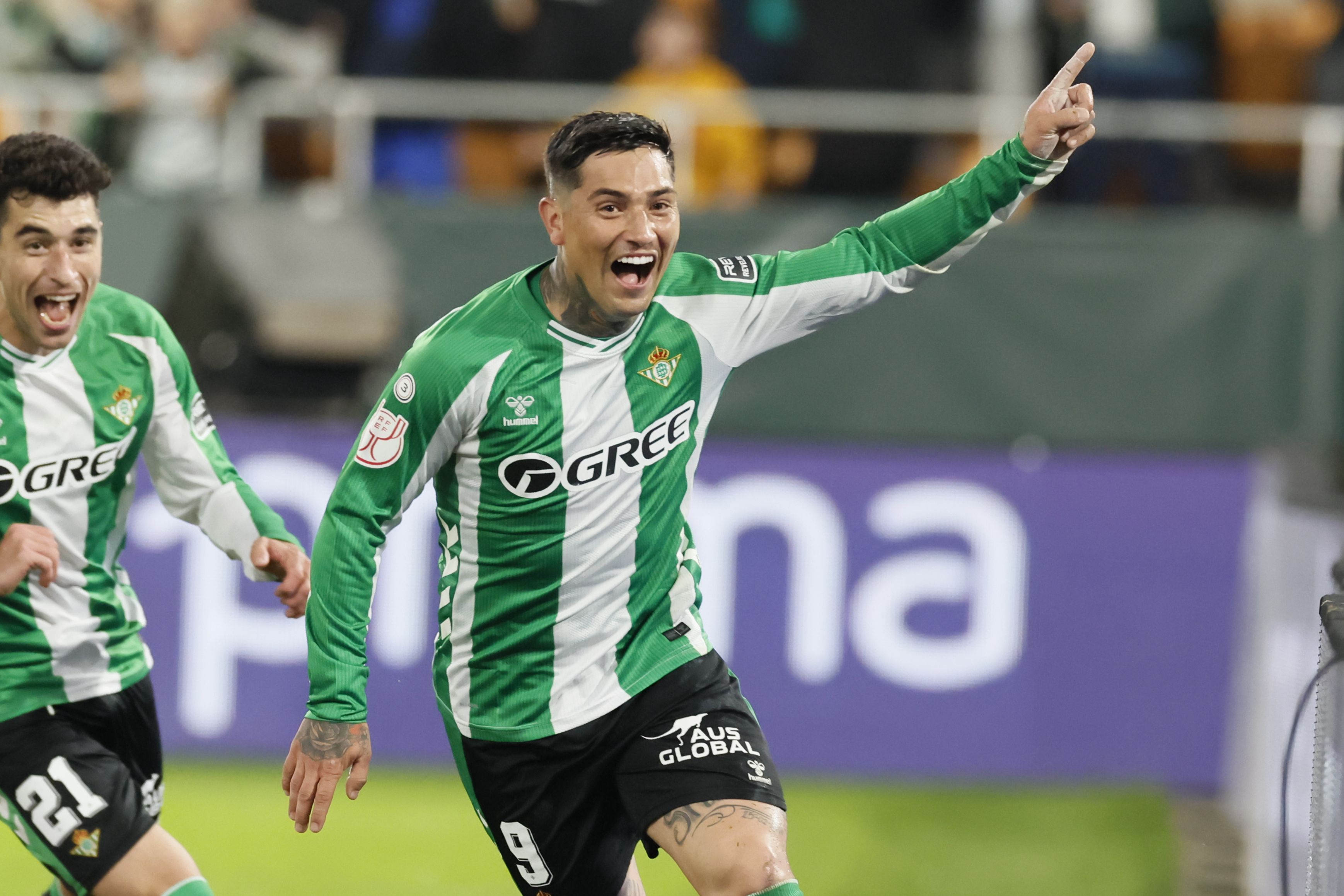 SEVILLA, 14/01/2026.- El delantero argentino del Betis, Chimy Ávila, celebra su segundo gol para el equipo bético durante el encuentro correspondiente a los octavos de final de la Copa del Rey que disputan hoy miércoles Betis y Elche en el estadio de La Cartuja, en Sevilla. EFE / José Manuel Vidal.
