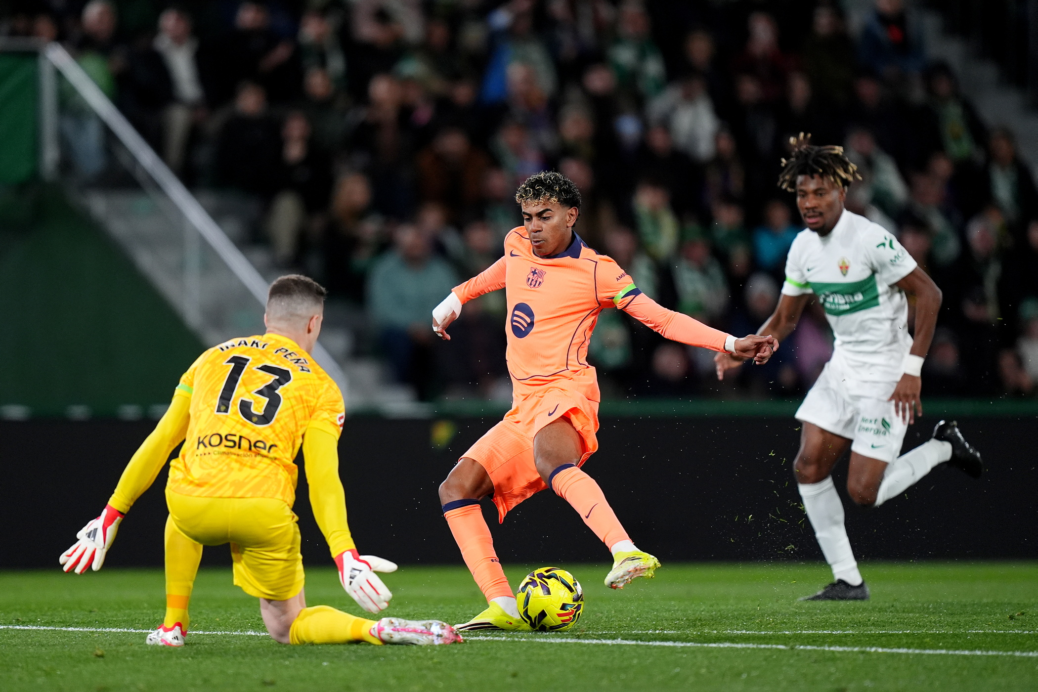 0-1. Pase de Dani Olmo para la carrera de Lamine Yamal que sorprende a la defensa del Elche. El dorsal 10 del Barcelona, en el mano amano, regatea a Iñaki Peña y anota a placer.