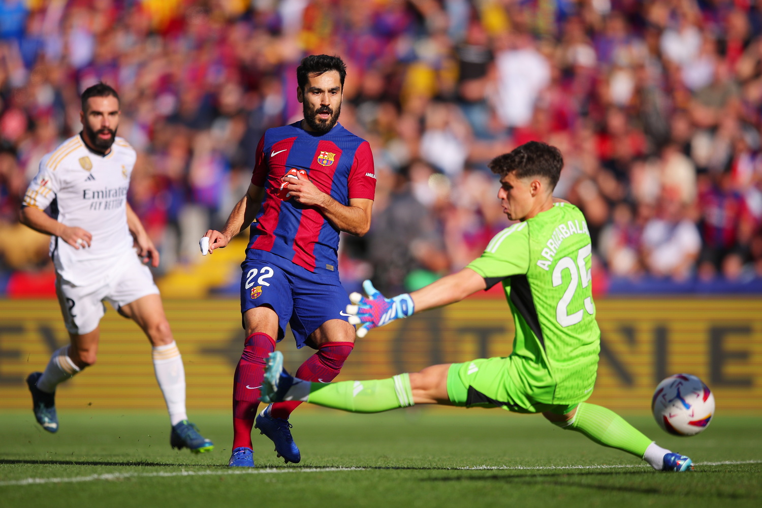 El jugador del FC Barcelona, Ilkay Gundogan, bate al portero del Real Madrid, Kepa, en el 1-0. 