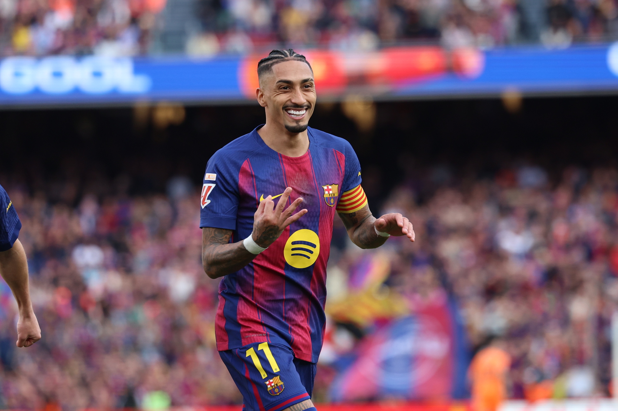 Raphinha celebra el 4-1 al Sevilla, sumando un hat trick. 