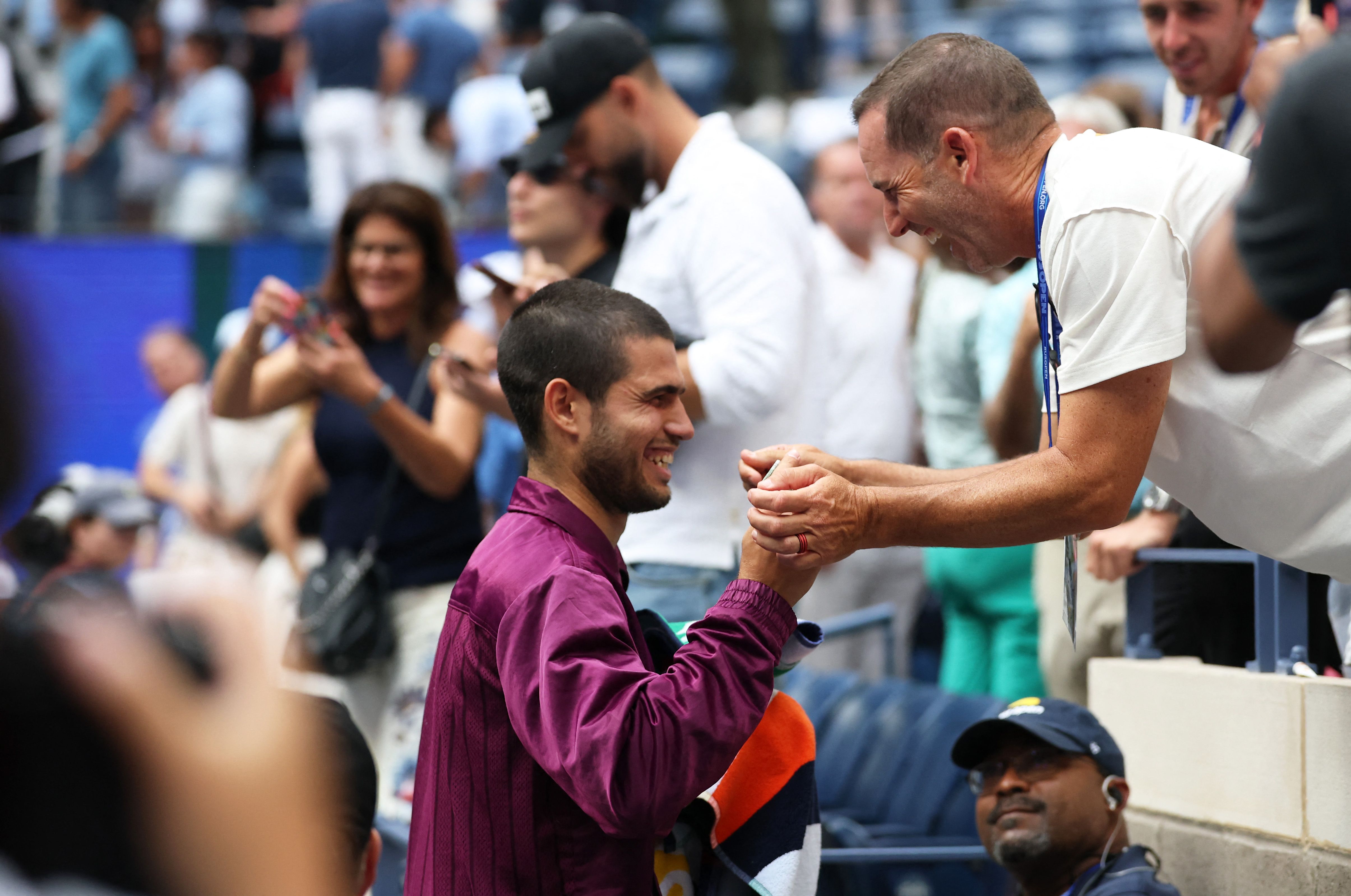 NEW YORK, NEW YORK - SEPTEMBER 05:Carlos Alcaraz of Spain (L) greets Golfer Sergio Garcia (R) after defeating Novak Djokovic of Serbia during their Men's Semifinal match on Day Thirteen of the 2025 US Open at USTA Billie Jean King National Tennis Center on September 5, 2025 in the Flushing neighborhood of the Queens borough of New York City.   Clive Brunskill/Getty Images/AFP (Photo by CLIVE BRUNSKILL / GETTY IMAGES NORTH AMERICA / Getty Images via AFP)