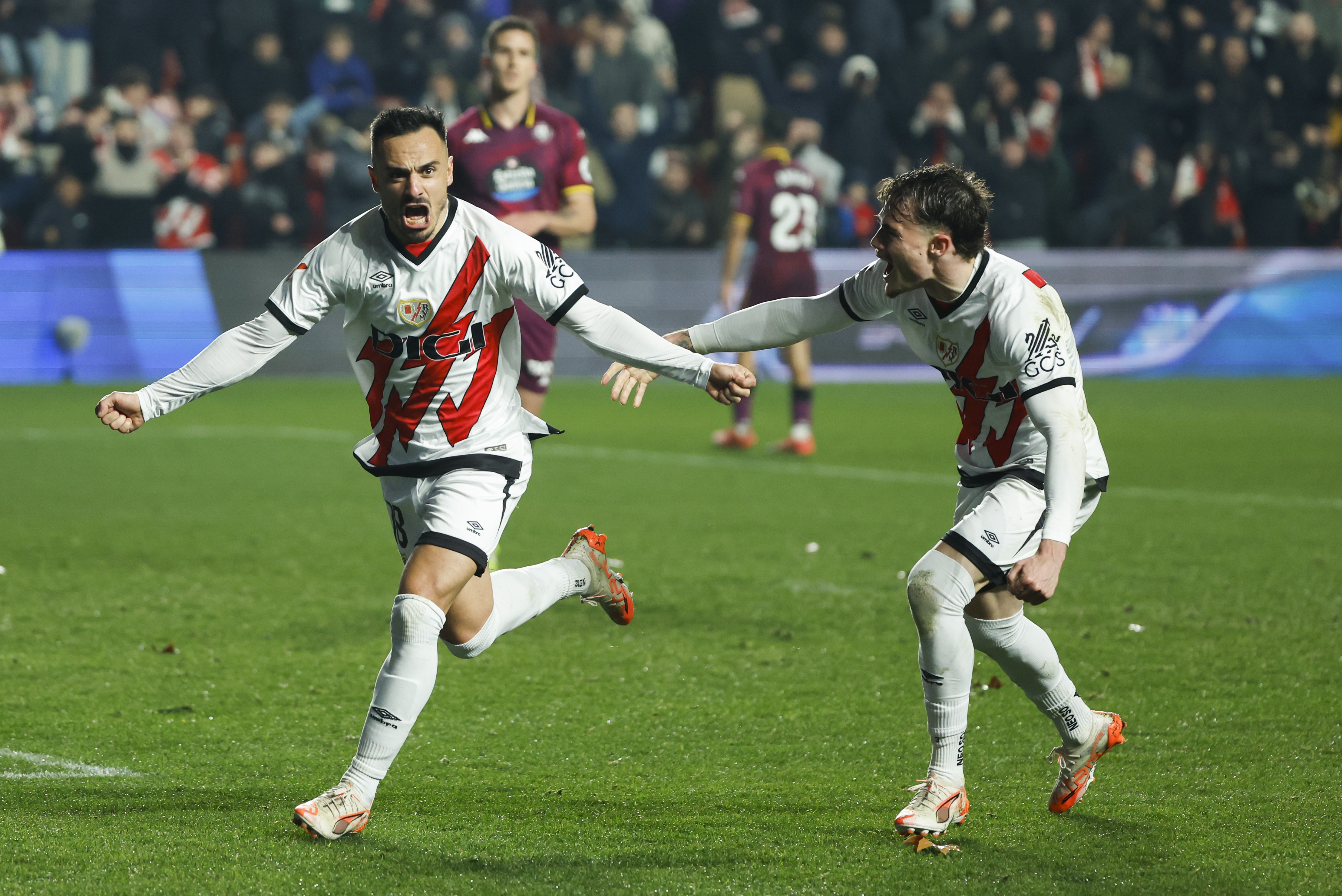 MADRID, 07/02/2025.- El centrocampista del Rayo, ?lvaro Garca (i), celebra el primer gol del equipo vallecano durante el partido de LaLiga de ftbol que Rayo Vallecano y Real Valladolid disputan este viernes en el estadio de Vallecas, en Madrid. EFE/Juanjo Martn
