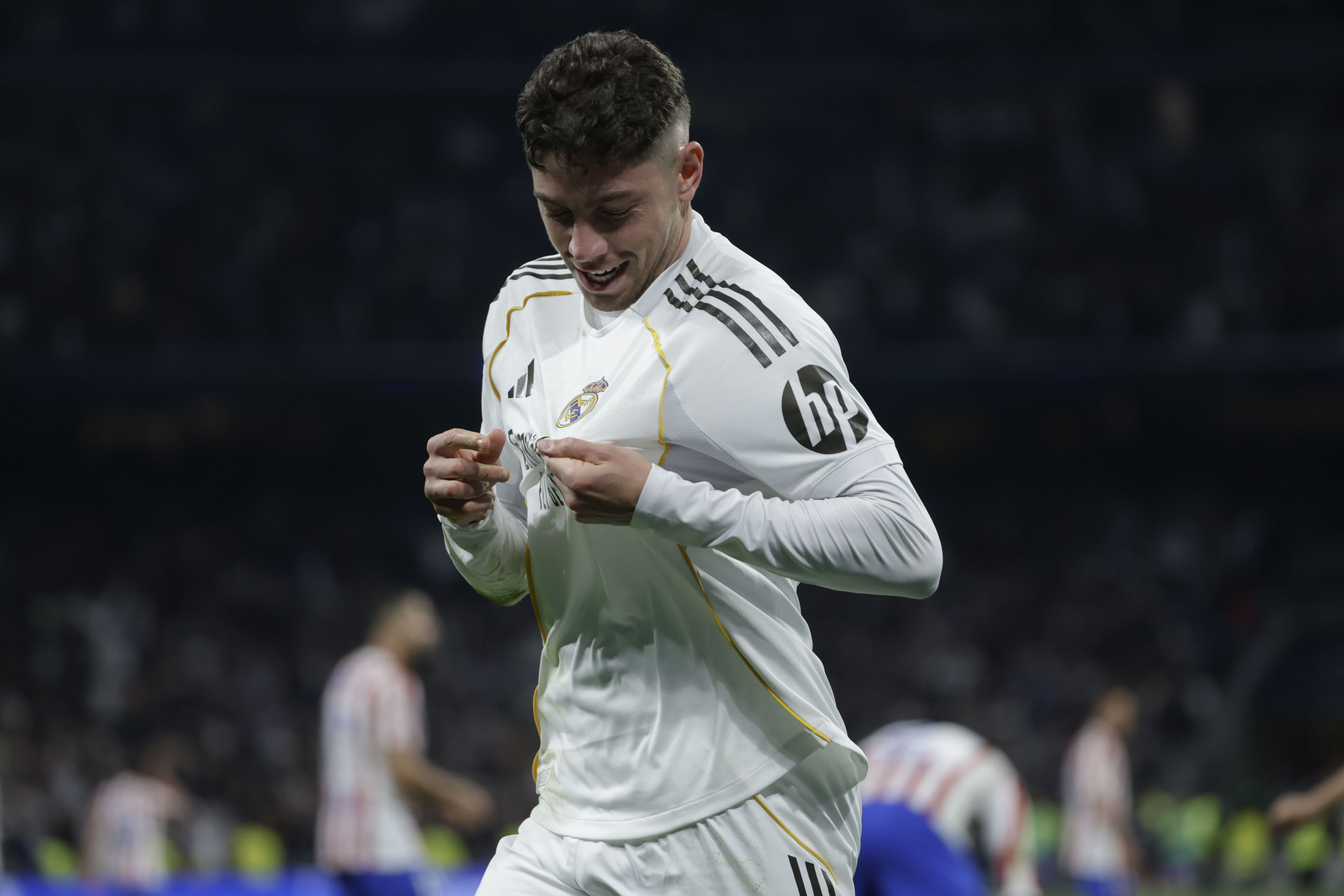 MADRID, 22/03/2026.- El centrocampista del Real Madrid Fede Valverde celebra tras marcar el 2-1, durante el partido de la jornada 29 de LaLiga que Real Madrid y Atlético de Madrid disputan este domingo en el estadio Santiago Bernabéu. EFE/Juanjo Martín