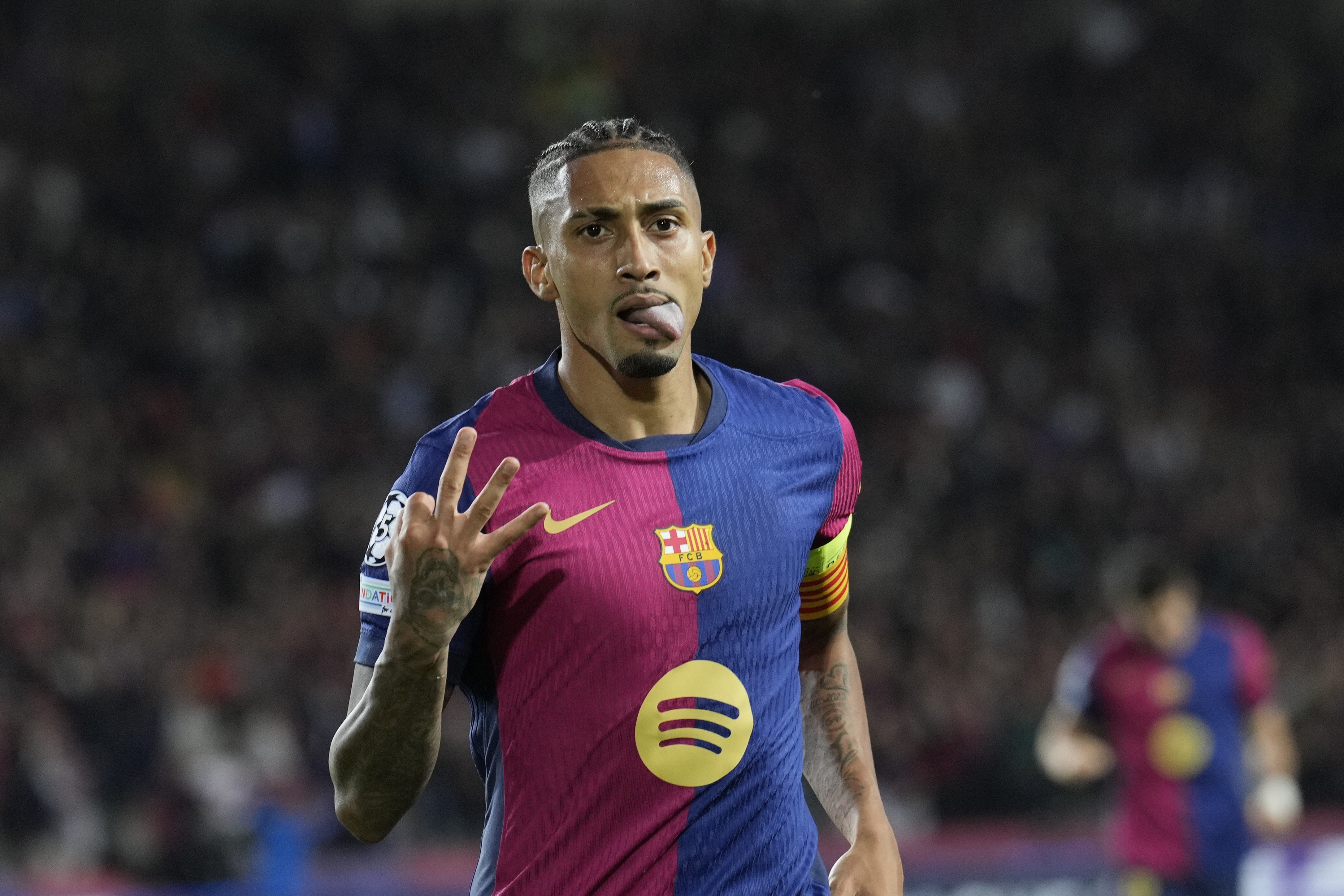 BARCELONA, 23/10/2024.- El delantero del Barcelona Raphinha celebra tras marcar el cuarto gol ante el Bayern, durante el partido de la Liga de Campeones que FC Barcelona y Bayern Munich disputan este miércoles en el estadio Olímpico Lluis Companys. EFE/Alejandro García
