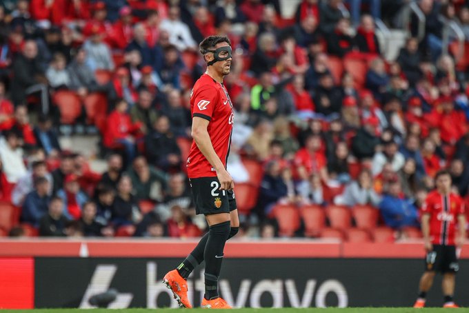 Antonio Raíllo, capitán del Mallorca, luciendo una máscara protectora en un partido.