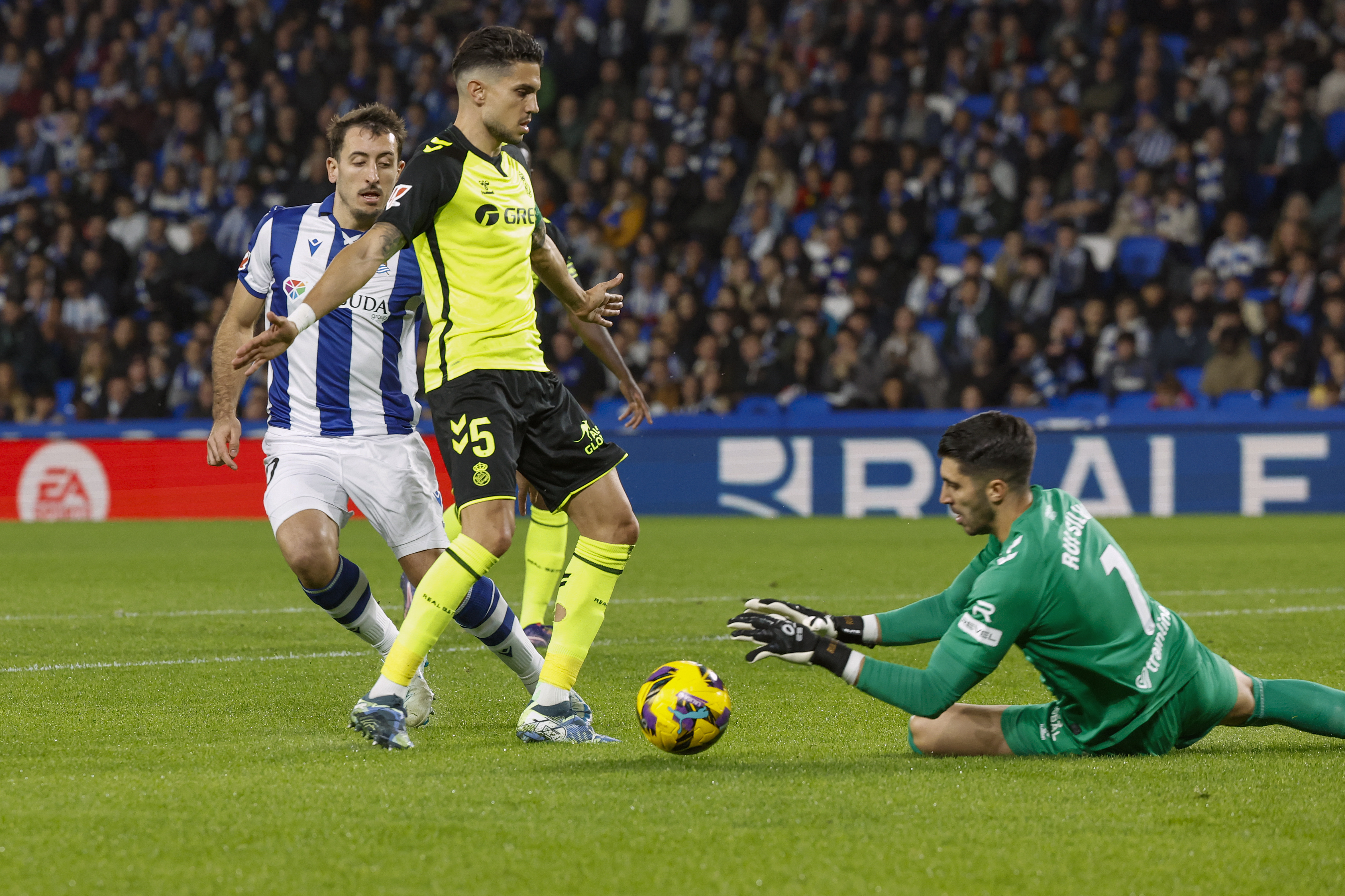 Los 100 goles de Oyarzabal catapultan a la Real