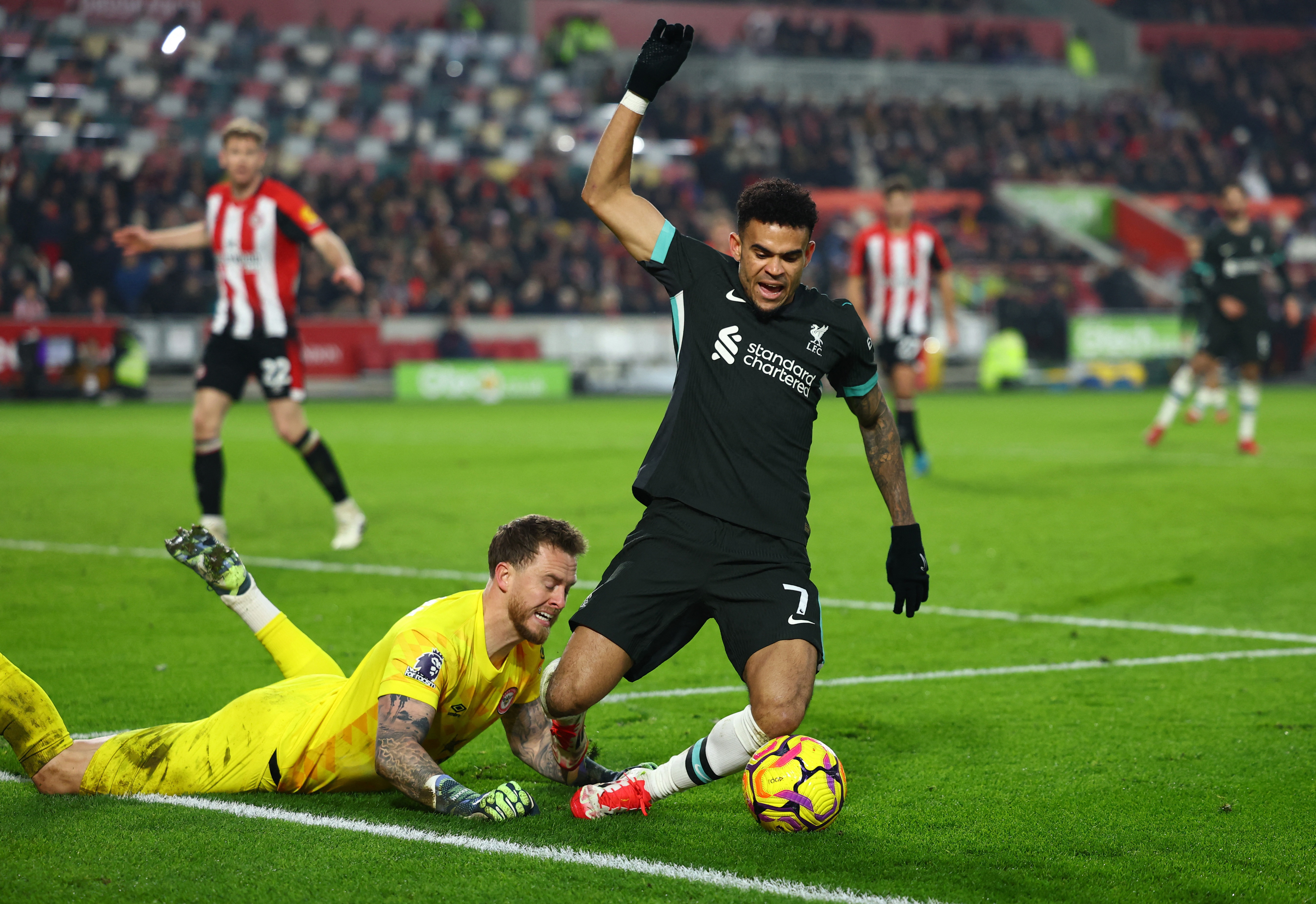 Soccer Football - Premier League - Brentford v Liverpool - GTech Community Stadium, London, Britain - January 18, 2025 Brentford's Mark Flekken in action with Liverpool's Luis Diaz Action Images via Reuters/Matthew Childs EDITORIAL USE ONLY. NO USE WITH UNAUTHORIZED AUDIO, VIDEO, DATA, FIXTURE LISTS, CLUB/LEAGUE LOGOS OR 'LIVE' SERVICES. ONLINE IN-MATCH USE LIMITED TO 120 IMAGES, NO VIDEO EMULATION. NO USE IN BETTING, GAMES OR SINGLE CLUB/LEAGUE/PLAYER PUBLICATIONS. PLEASE CONTACT YOUR ACCOUNT REPRESENTATIVE FOR FURTHER DETAILS..