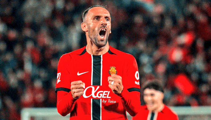 El delantero del RCD Mallorca, Vedat Muriqi, celebra el gol marcado ante el Getafe en Son Moix.