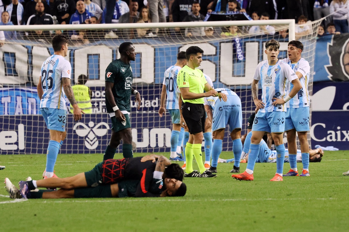 Un autogol de Pastor en el 96 silencia La Rosaleda y alivia al Almera