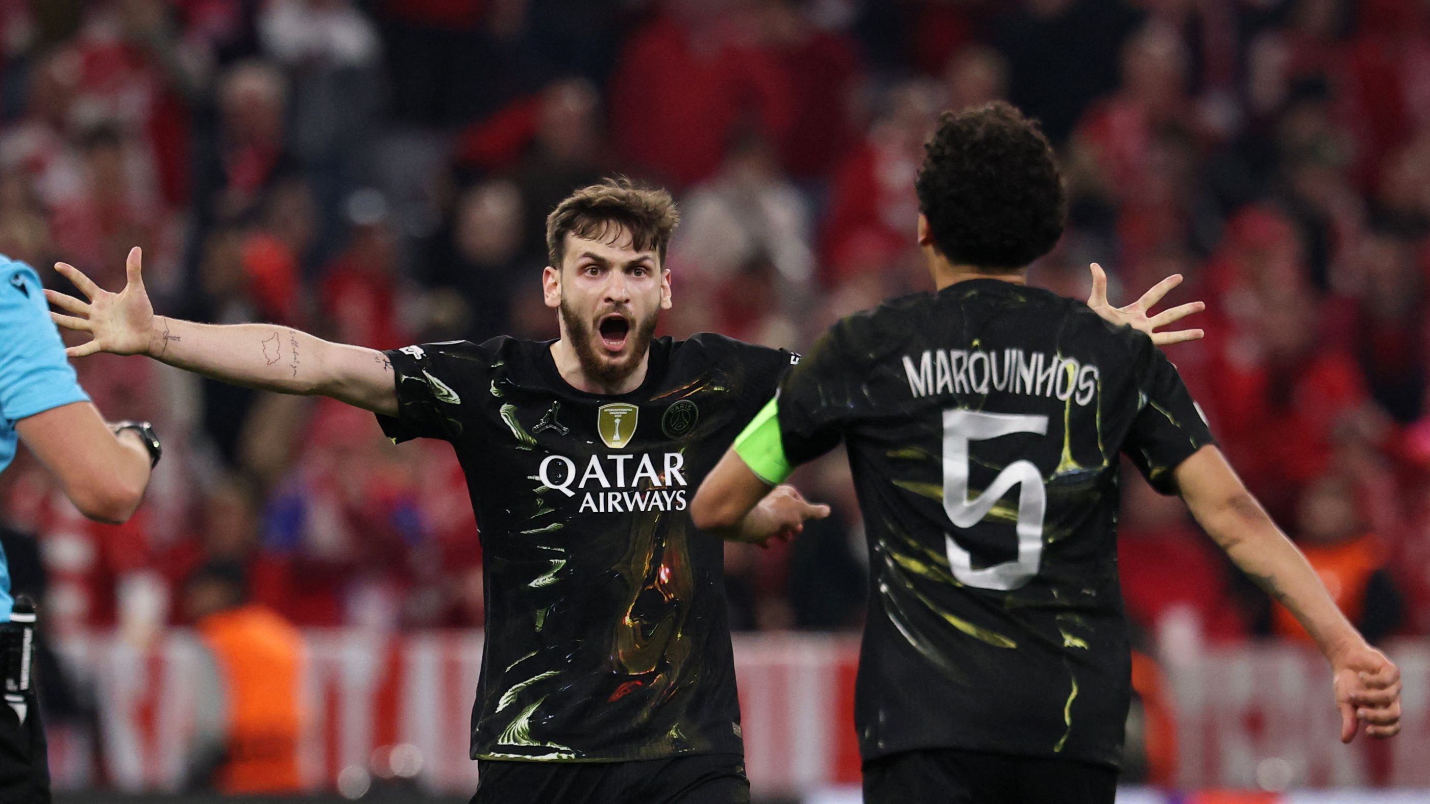 Khvicha Kvaratskhelia y Marquinhos celebran al término del partido de vuelta de las semifinales de la Liga de Campeones entre el Bayern de Múnich y el Paris Saint‑Germain.