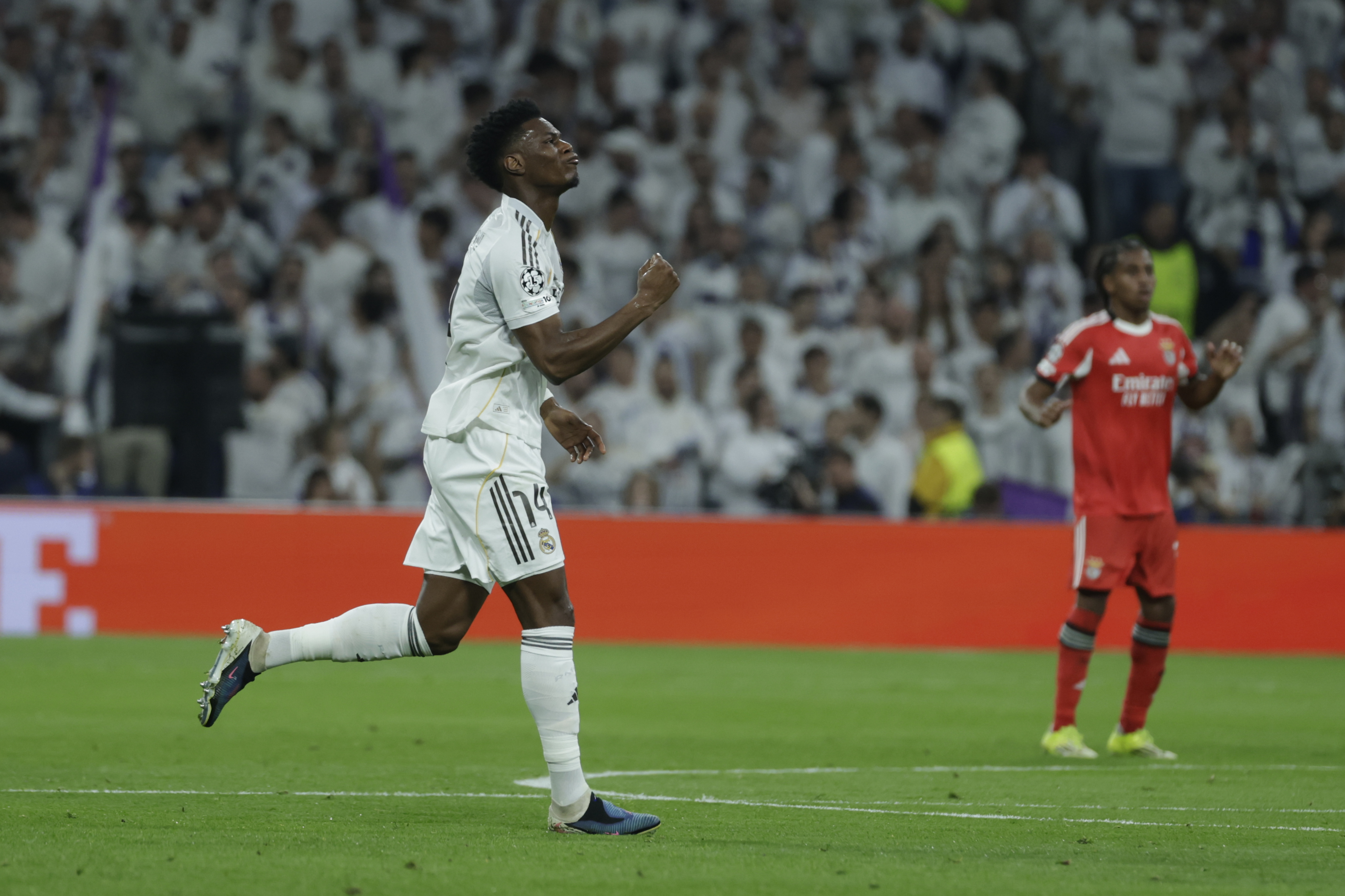 MADRID, 25/02/2026.- El centrocampista del Real Madrid Aurélien Tchouaméni celebra tras marcar ante el Benfica, durante el partido de vuelta de la fase de acceso a los octavos de la Liga de Campeones que Real Madrid y Benfica disputan este miércoles en el estadio Santiago Bernabéu. EFE/Juanjo Martín
