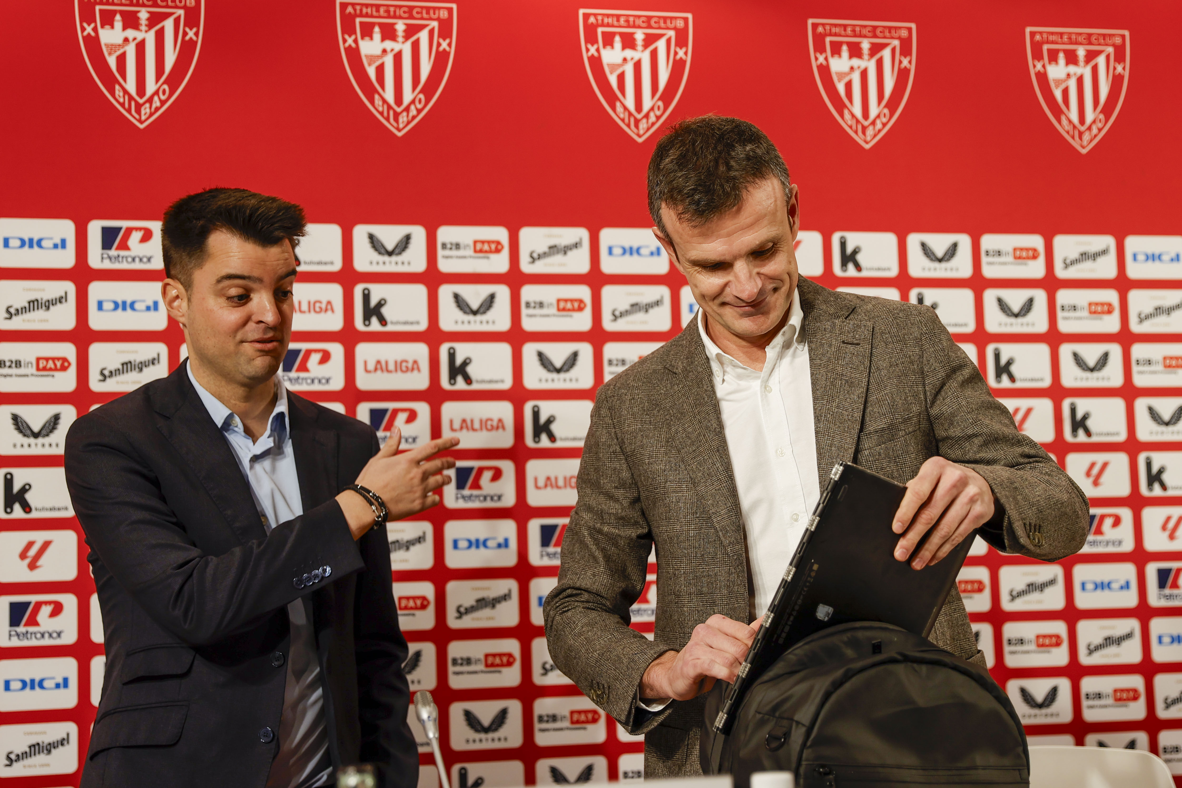 BILBAO, 05/02/2024.- El presidente del Athletic Club, Jon Uriarte (d), junto al director de Ftbol, Mikel Gonzlez, este lunes en la rueda de prensa para hacer balance deportivo de mitad de temporada y analizar el cierre del mercado de invierno. EFE/Luis Tejido