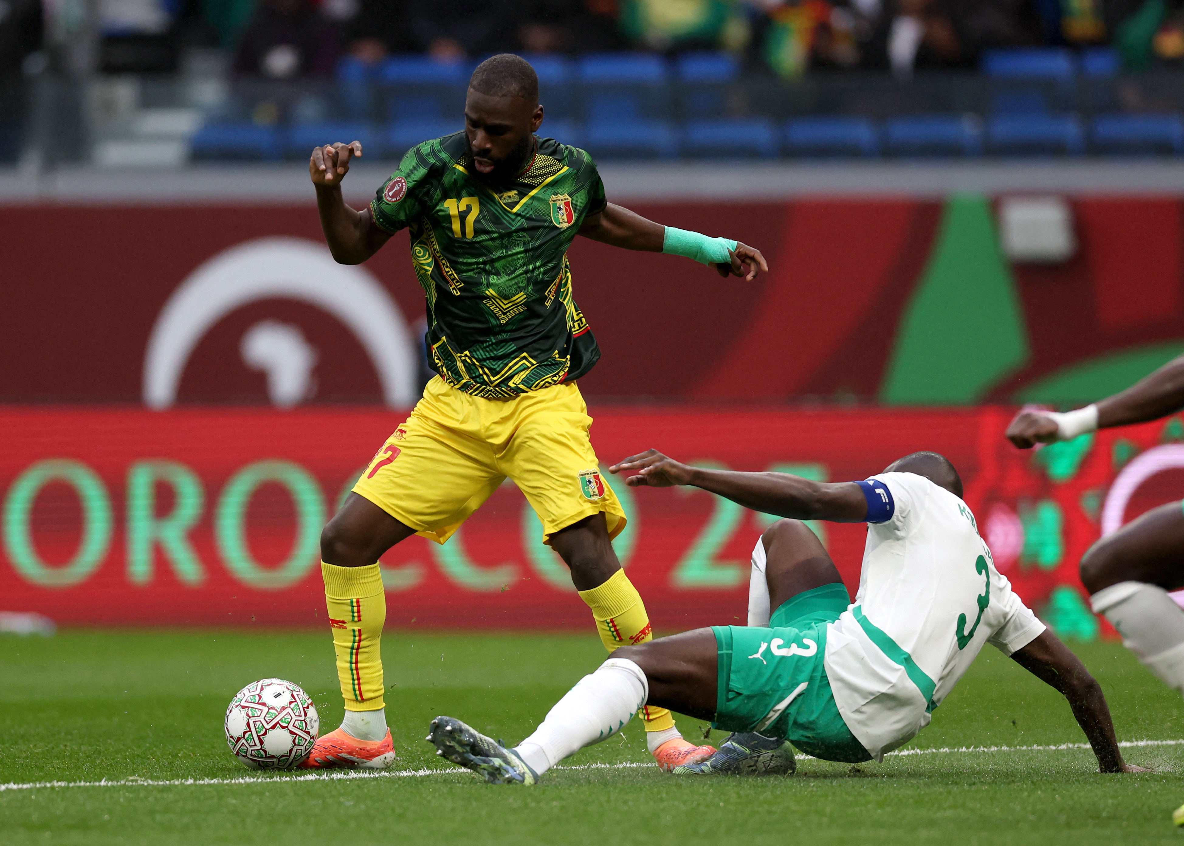 Soccer Football - CAF Africa Cup of Nations - Morocco 2025 - Quarter Final - Mali v Senegal - Tangier Grand Stadium, Tangier, Morocco - January 9, 2026 Mali's Lassine Sinayoko in action with Senegal's Kalidou Koulibaly REUTERS/Amr Abdallah Dalsh