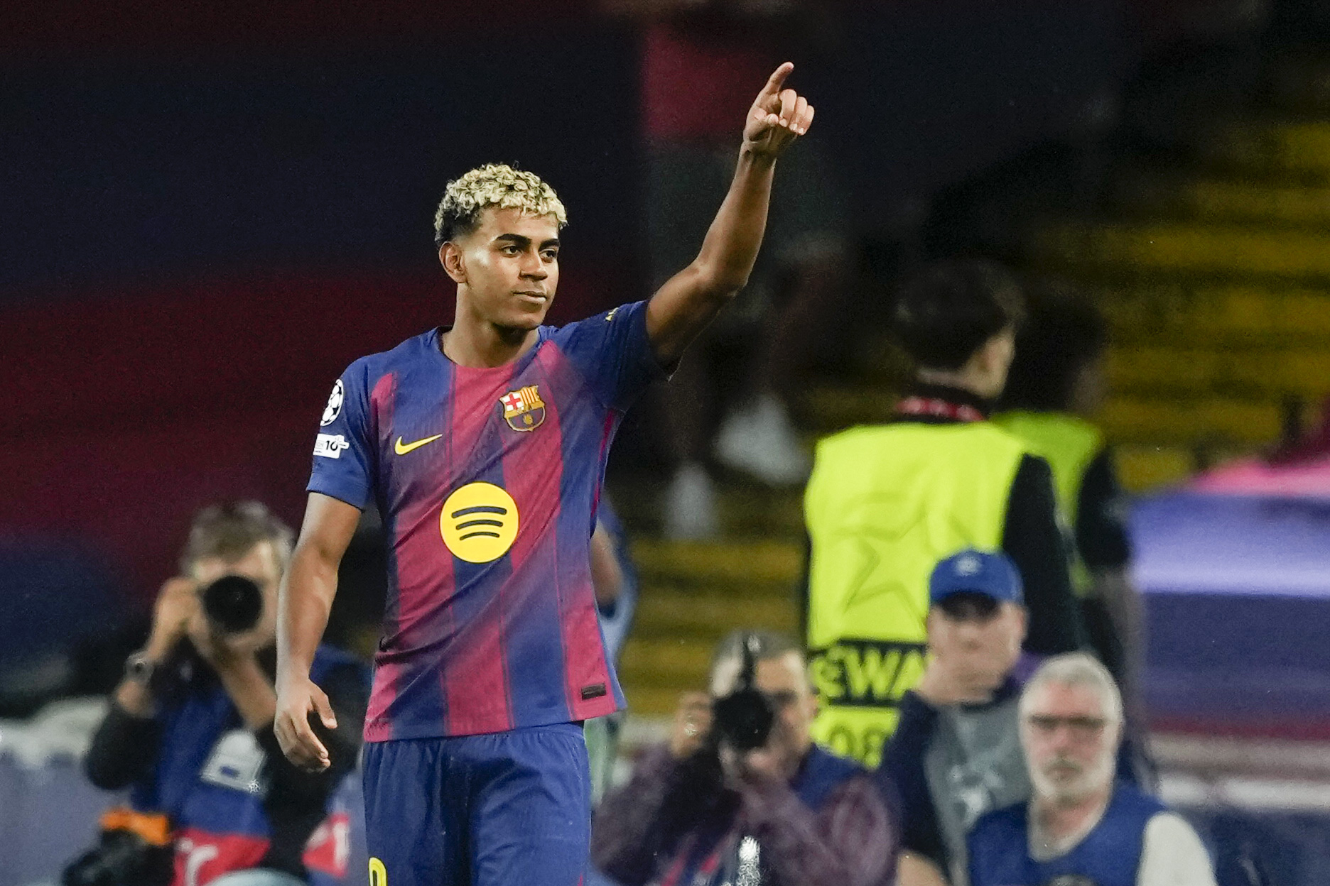 BARCELONA, 21/10/2025.- El delantero del Barcelona Lamine Yamal celebra tras marcar el tercer gol ante Olympiacos, durante el partido de la tercera jornada de la Liga de Campeones que FC Barcelona y Olympiacos FC disputan este martes en el Estadio Olímpico Lluís Companys. EFE/Alejandro García