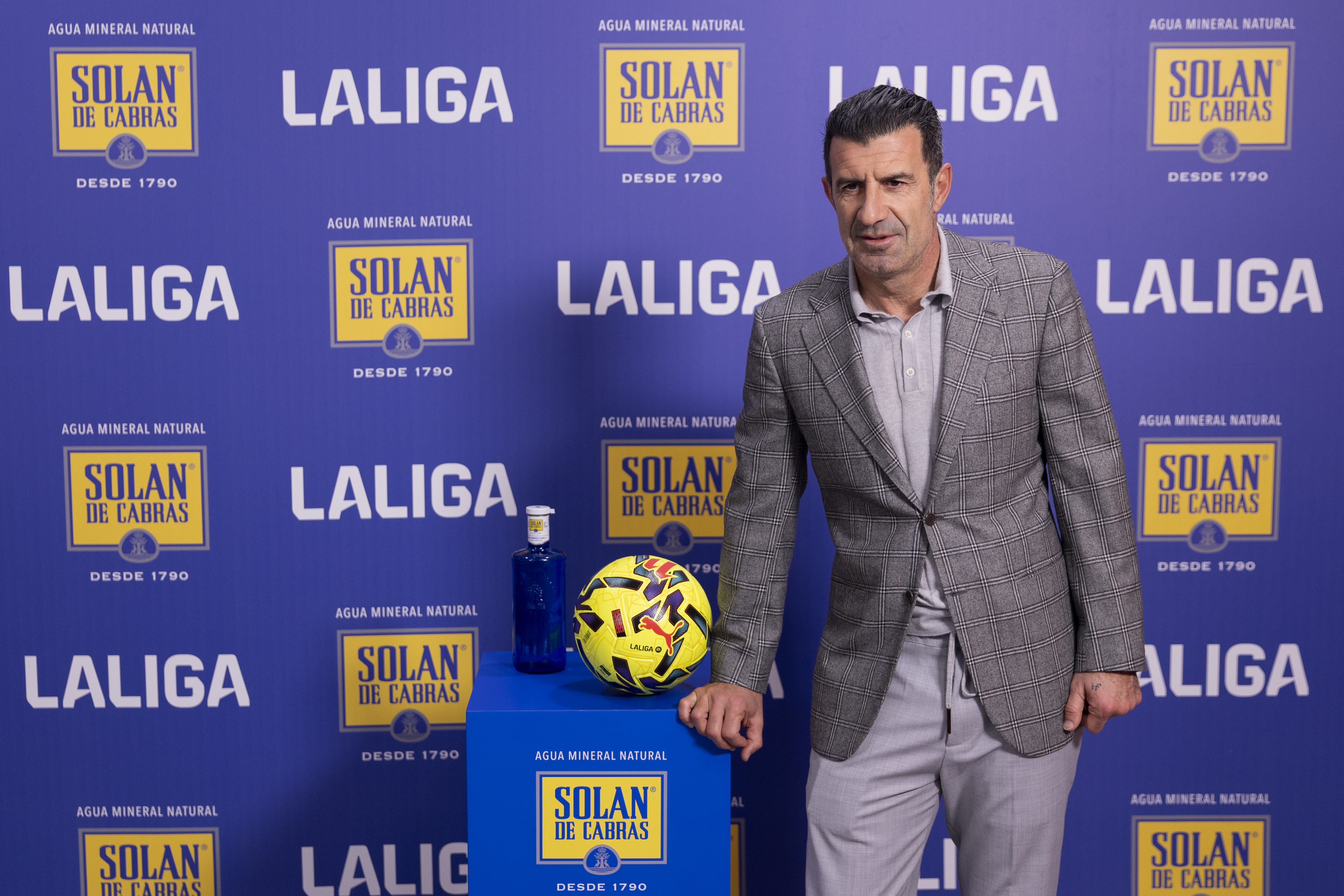 MADRID (ESPAÑA), 10/02/2026.- El exfutbolista Luis Figo durante la presentación de 'Kilómetros de hidratación', una mesa redonda sobre el papel y la importancia de la hidratación en el ámbito deportivo en la sede de LaLiga en Madrid este martes. EFE/Sergio Pérez