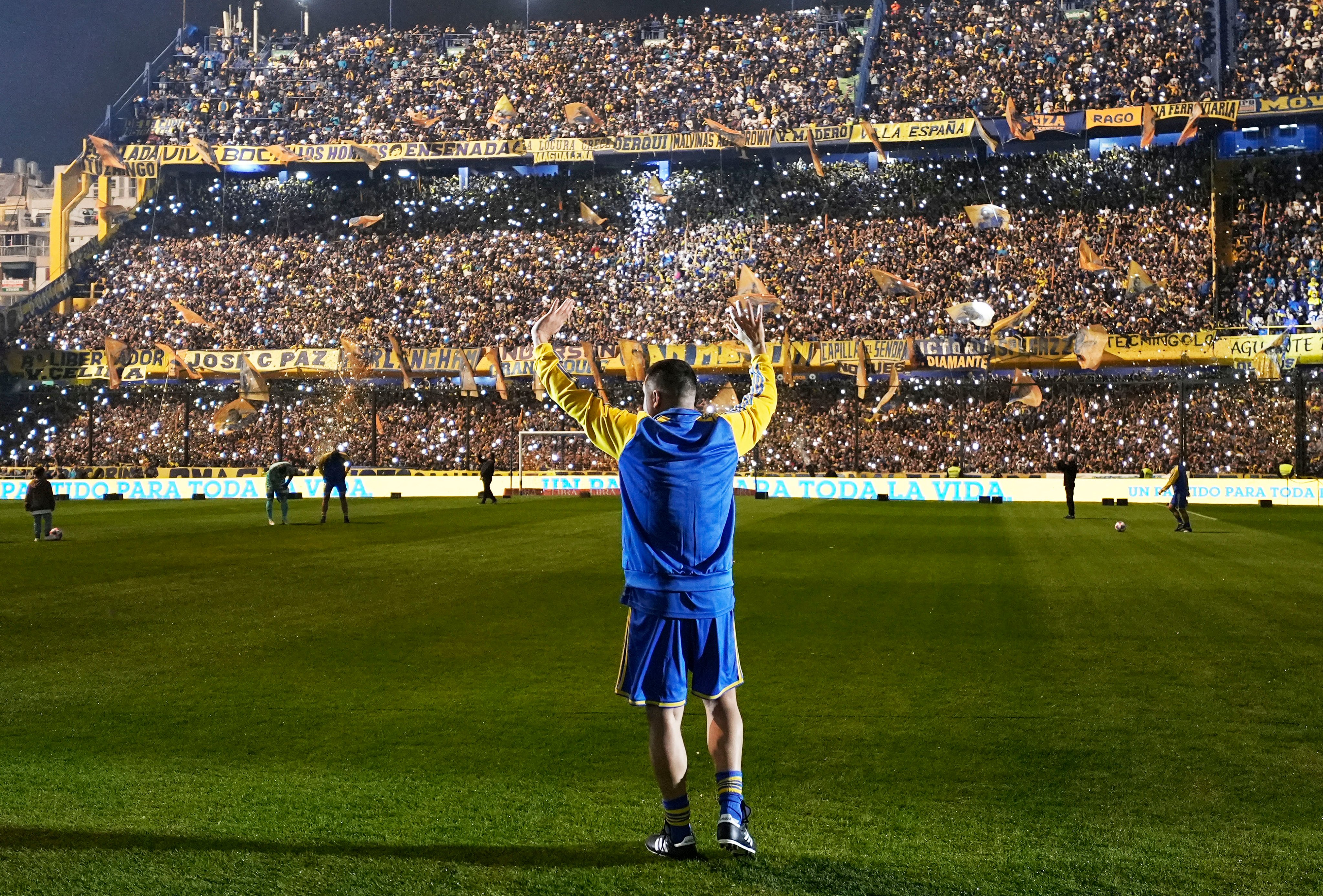La noche de Román: fútbol, emociones y ovaciones en La Bombonera