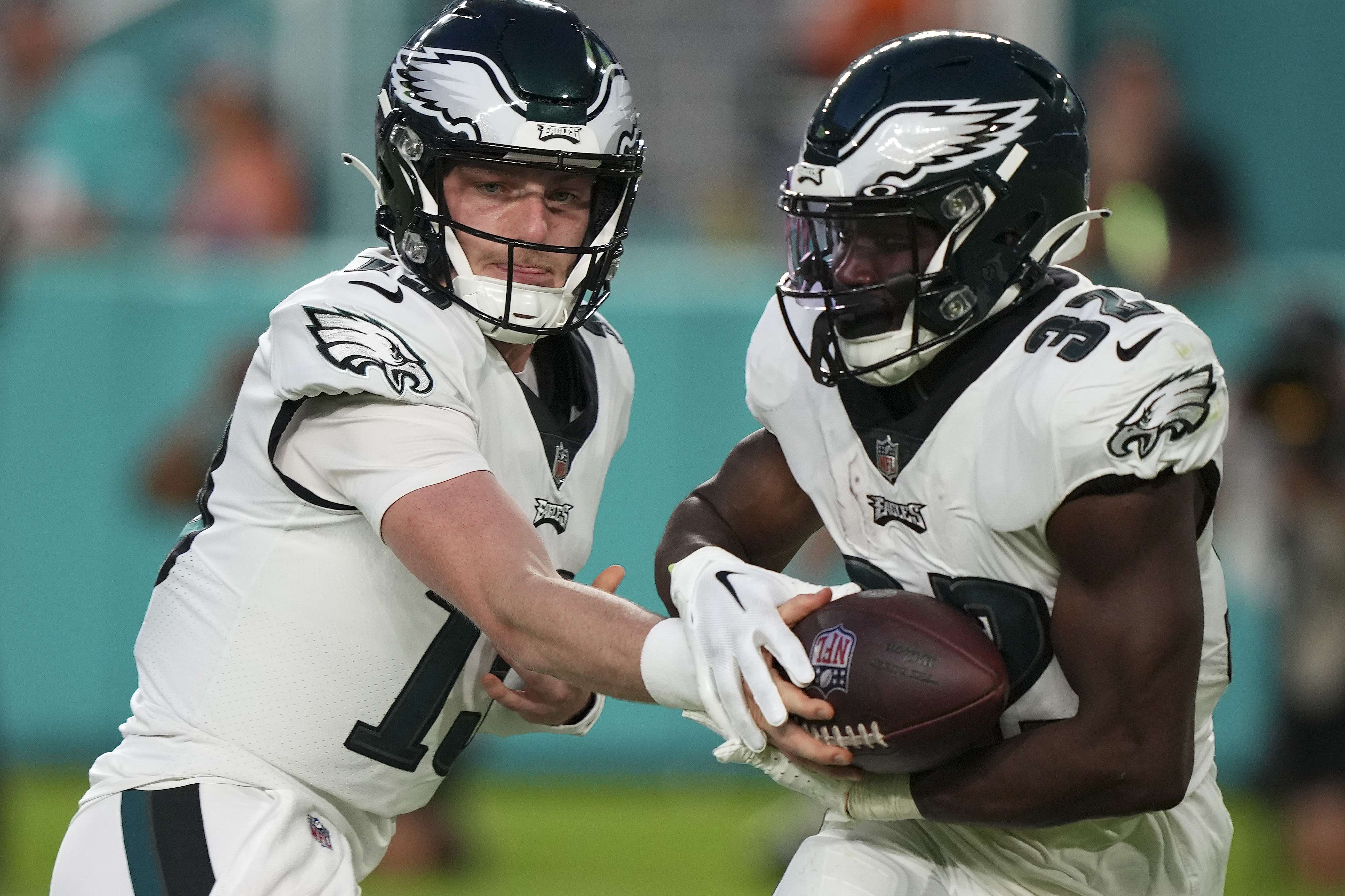 MIAMI GARDENS, FL - AUGUST 27: Philadelphia Eagles running back Jason  Huntley (32) runs for positive yardage during the game between the Philadelphia  Eagles and the Miami Dolphins, on Saturday, August 27