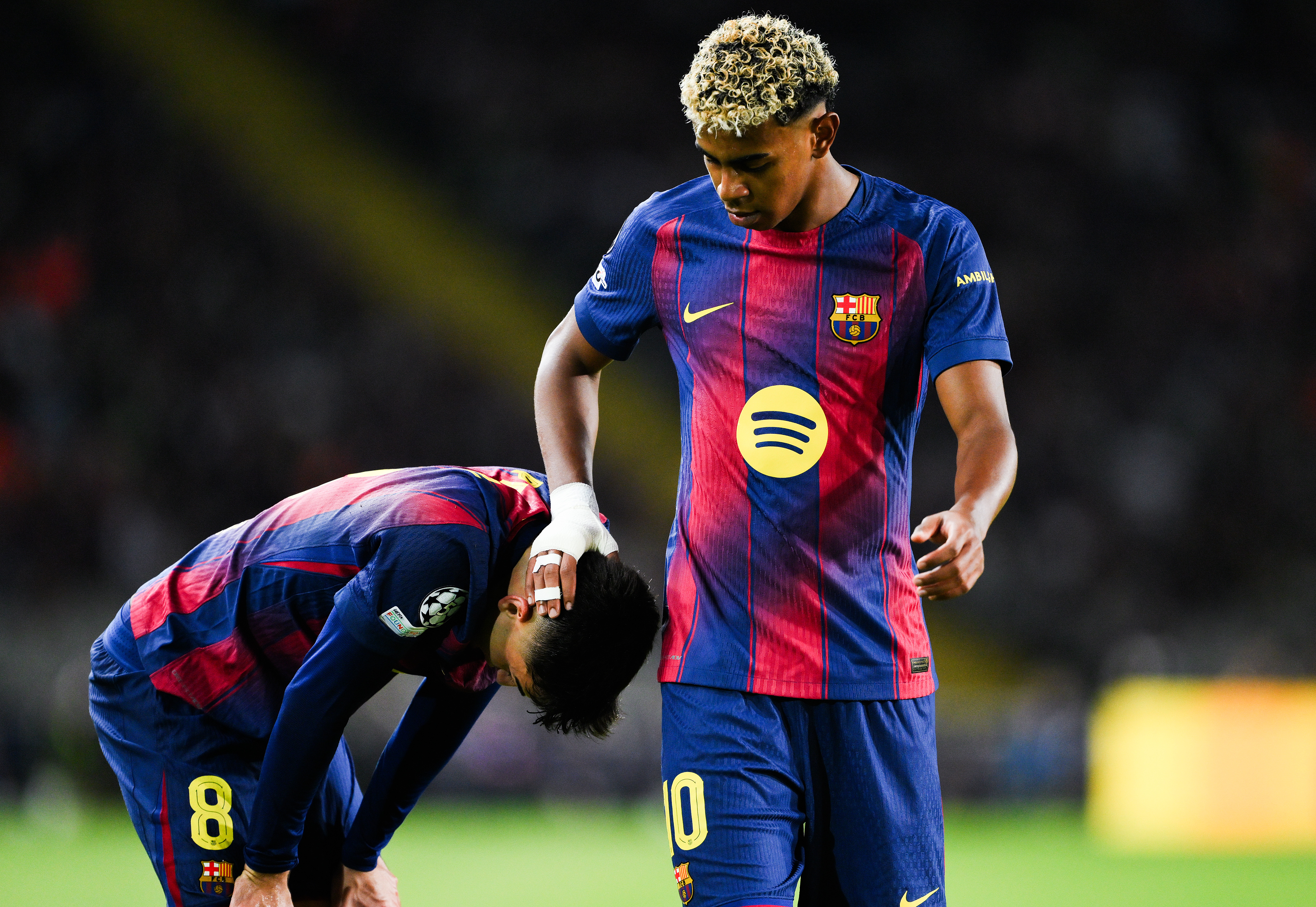 Lamine Yamal del FC Barcelona consuela a su compañero Pedri del FC Barcelona durante el partido de la segunda jornada de la Fase de la UEFA Champions League 2025/26 entre el FC Barcelona y el Paris Saint-Germain.