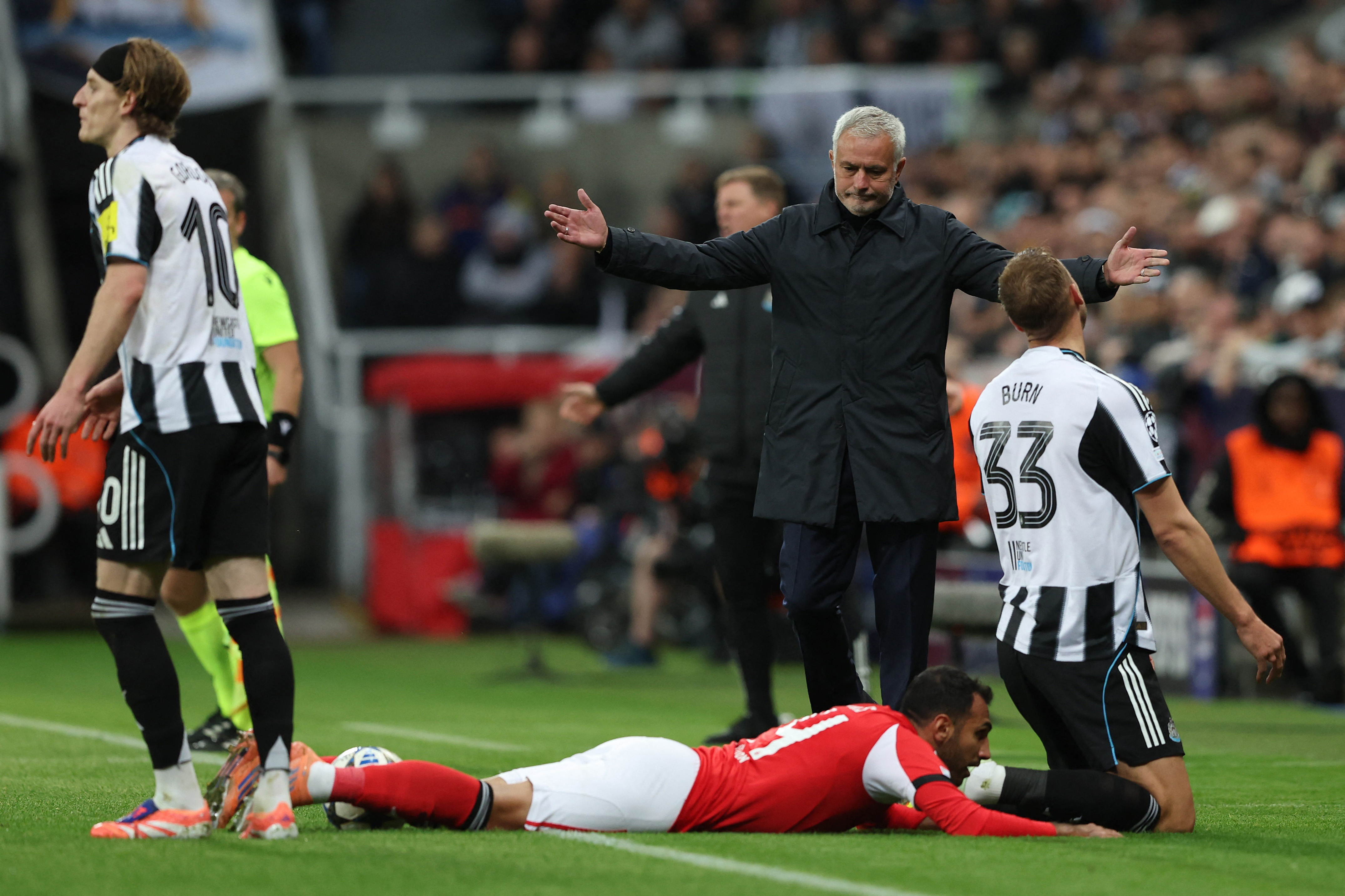 Soccer Football - UEFA Champions League - Newcastle United v Benfica - St James' Park, Newcastle, Britain - October 21, 2025 Benfica coach Jose Mourinho reacts REUTERS/Scott Heppell