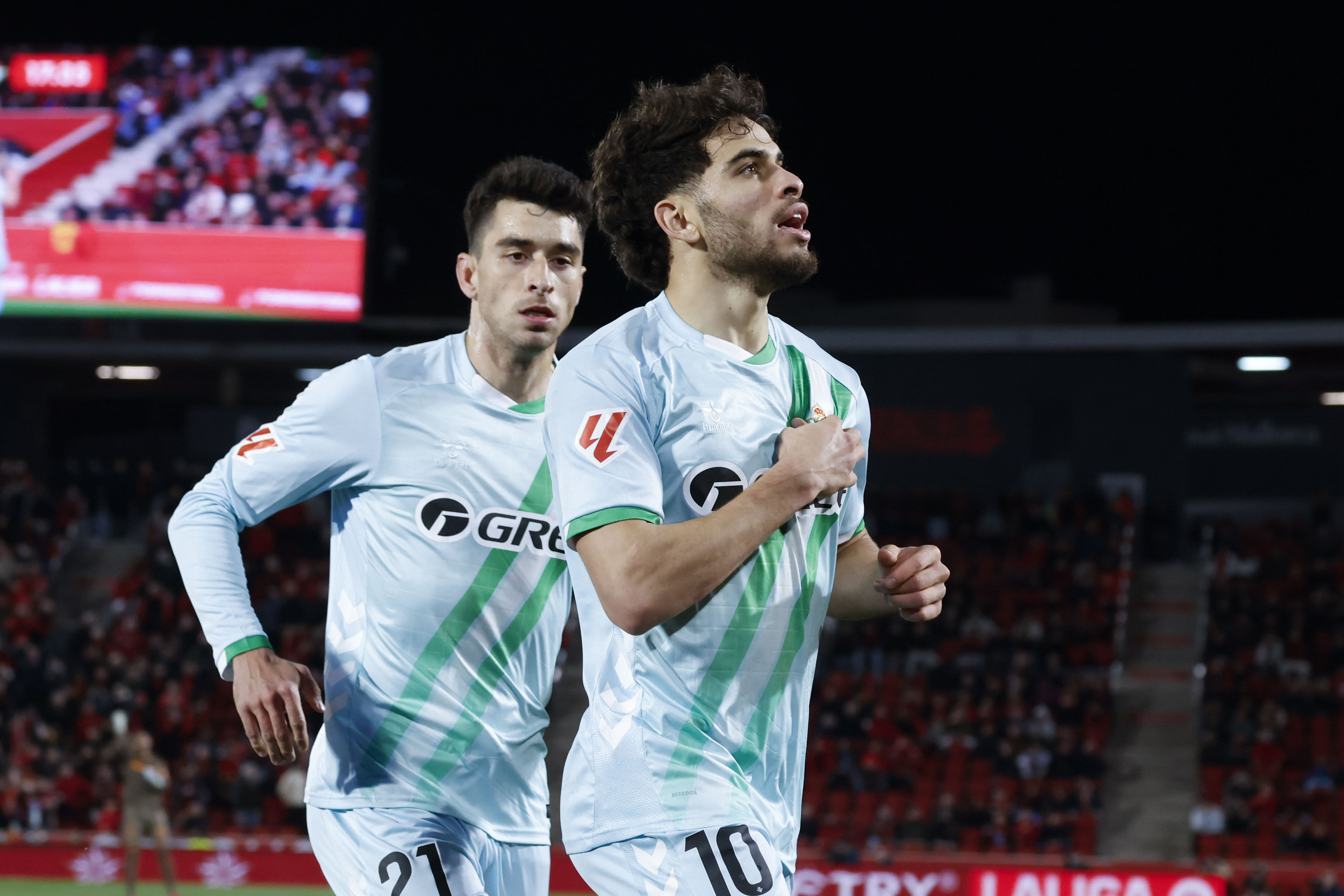 PALMA, 15/02/2026.- El delantero del Betis Abde (d) celebra el primer gol de su equipo durante el partido de la jornada 24 de LaLiga que RCD Mallorca y Real Betis disputan hoy domingo en el estadio de Son Moix. EFE/CATI CLADERA
