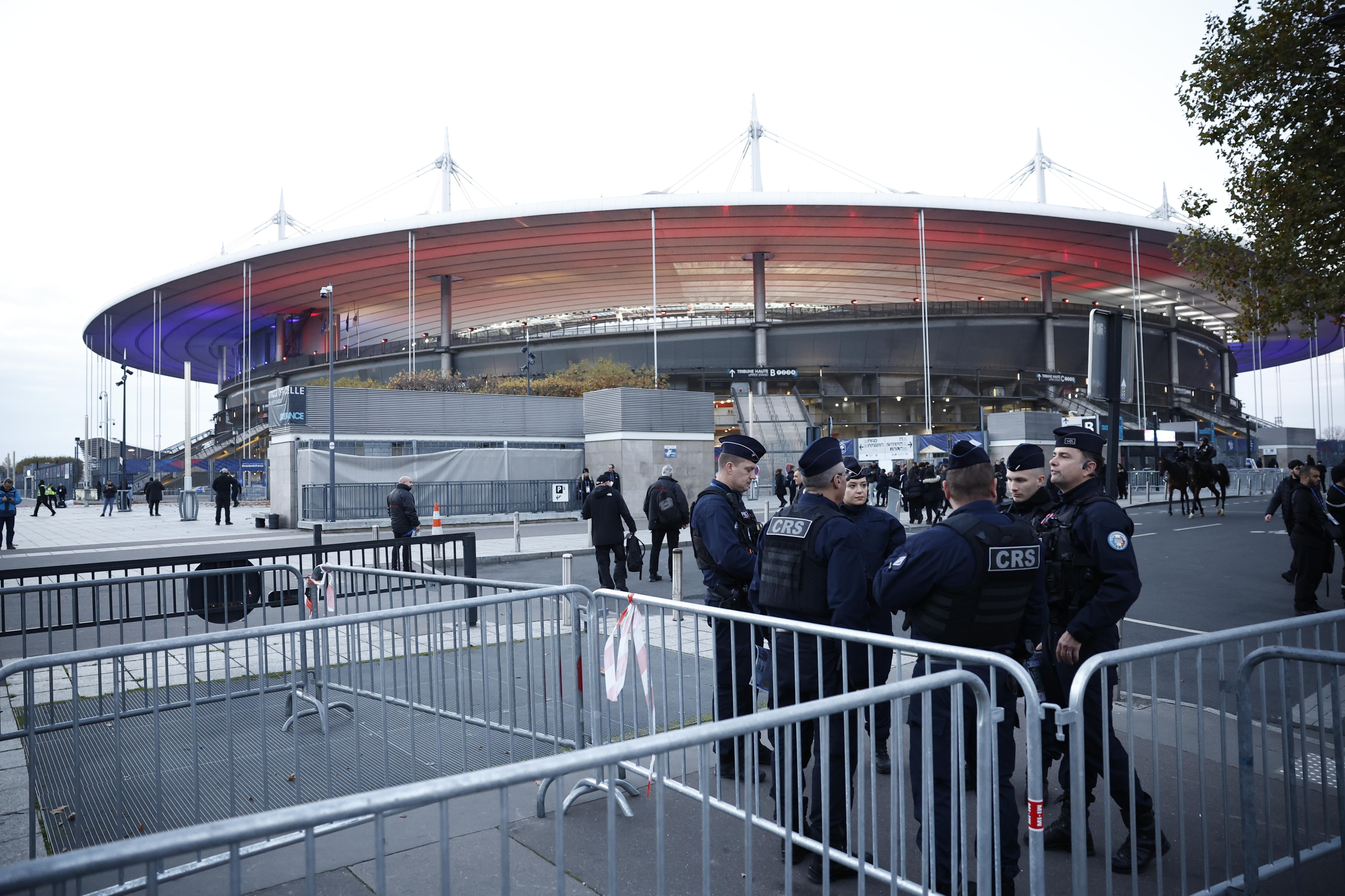 Saint-denis (France), 13/11/2024.- Police officers patrol outside the Stade de France before the UEFA Nations League match between France and Israel in Saint-Denis, France, 14 November 2024. Some 4,000 police officers were deployed ahead of the UEFA Nations League match France vs Israel following the violence surrounding Israeli football supporters after Ajax's soccer match against Maccabi Tel Aviv on 07 November. The incidents have been labelled as 'anti-Semitic' by the Amsterdam mayor and several heads of states and government. (Francia) EFE/EPA/YOAN VALAT
