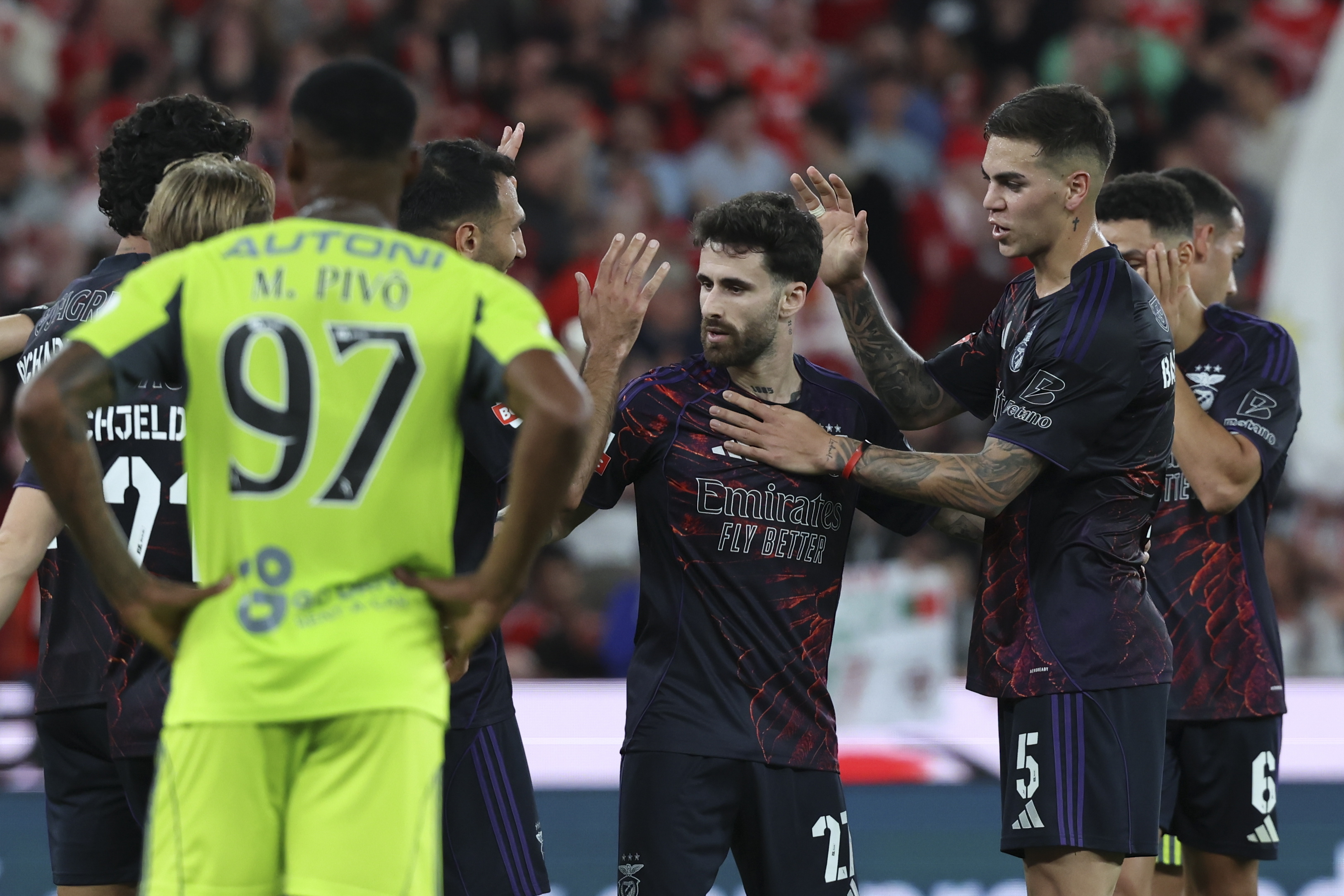 Lisboa (Portugal), 21/02/2026.- Benfica player Rafa Silva (C) with his team mates celebrates after scoring a goal against AVS during their Portuguese First League soccer match held at Luz stadium, in Lisbon, Portugal, 21 February 2026. (Lisboa) EFE/EPA/ANTONIO COTRIM
