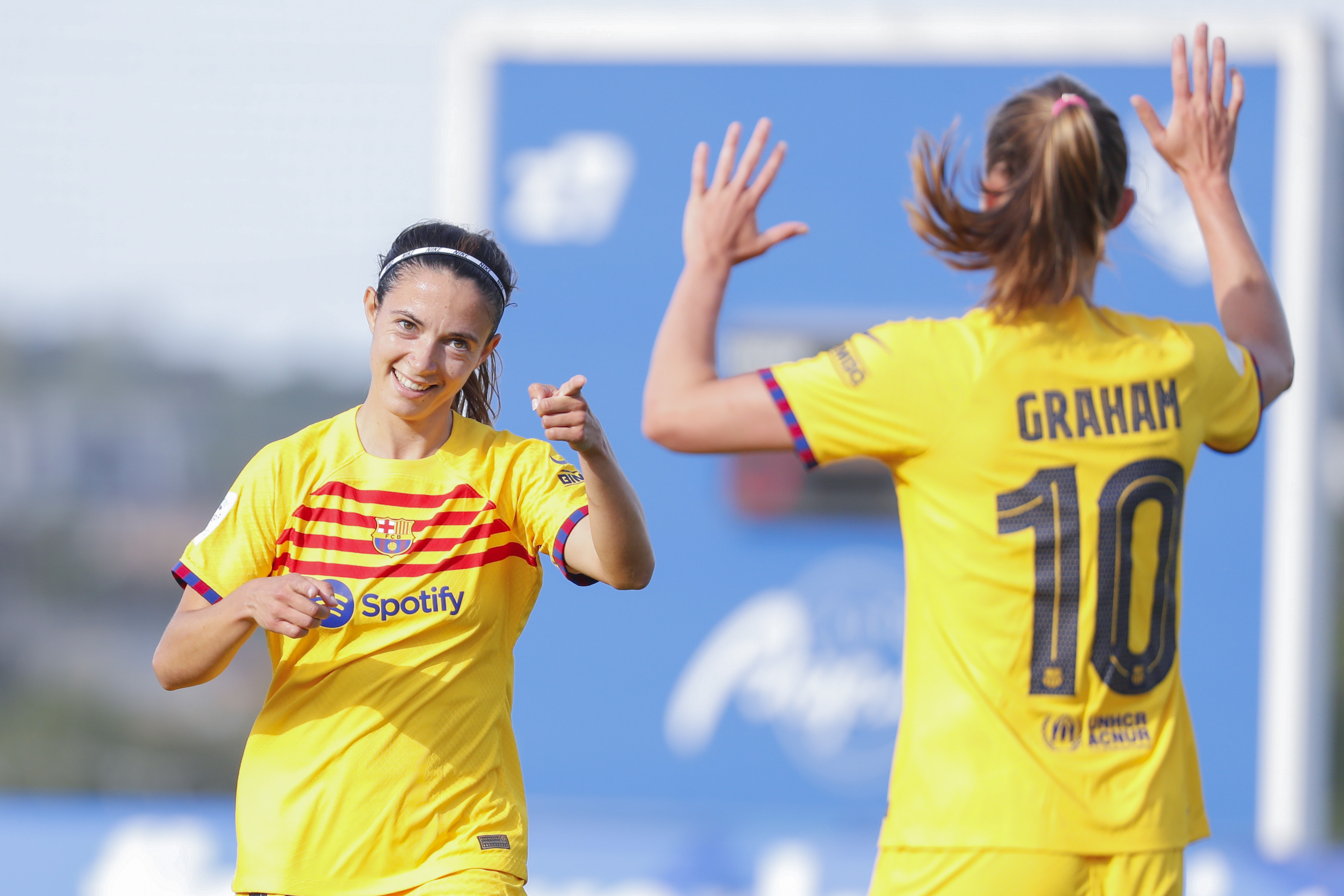 SAN SEBASTIÁN, 06/05/2023.- La centrocampista del FC Barcelona Aitana Bonmati (i) celebra con Caroline Graham Hansen tras marcar el tercer gol ante la Real Sociedad, durante el partido de la Liga F de fútbol disputado este sábado en San Sebastián. EFE/Juan Herrero
