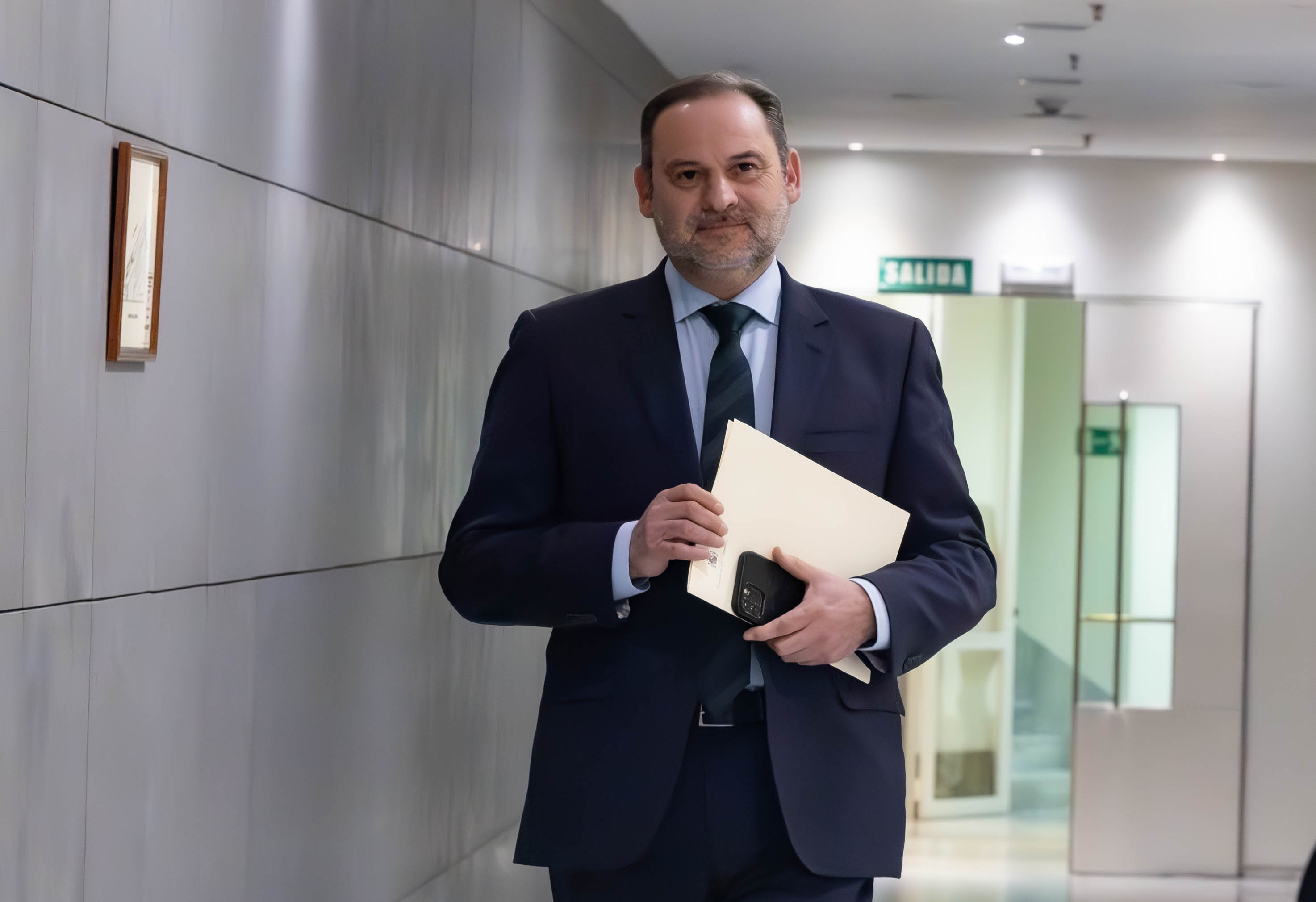 El exministro de Transportes y diputado del PSOE, José Luis Ábalos, a su llegada a una rueda de prensa, en el Congreso de los Diputados, a 27 de febrero de 2024, en Madrid (España). Tras la implicación de al menos 20 personas por el supuesto cobro de comisiones en adjudicaciones fraudulentas de mascarillas durante la pandemia, entre las que se encontraba el exasesor del exministro socialista José Luis Ábalos, Koldo García, el PSOE pidió ayer a José Luis Ábalos que entregase su acta de diputado en las siguientes 24 horas. Sin embargo, el exministro se ha negado a dimitir y seguirá como diputado pero en el Grupo Mixto, ya que insiste que no está imputado en ninguna causa.
27 FEBRERO 2024;ABALOS;DIPUTADO;GRUPO MIXTO;DIMISIÓN;NO RENUNCIA;
Eduardo Parra / Europa Press
27/02/2024