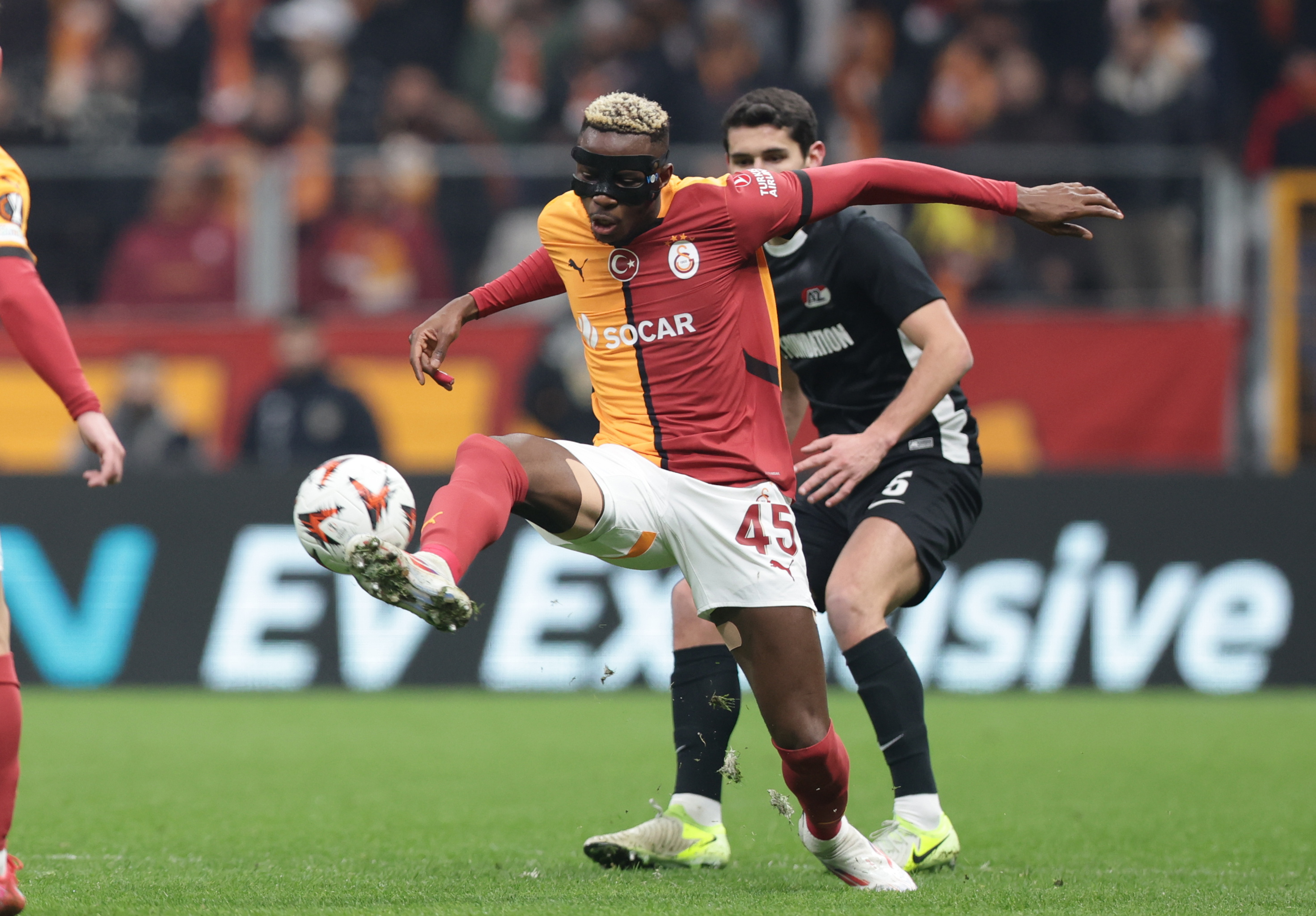 ISTANBUL (Turkey), 20/02/2025.- Galatasaray's Victor Osimhen (L) in action against AZ Alkmaar's Peer Koopmeiners (R) during the UEFA Europa League playoff soccer match between Galatasaray SK and AZ Alkmaar in Istanbul, Turkey, 20 February 2025. (Turqua, Estanbul) EFE/EPA/ERDEM SAHIN