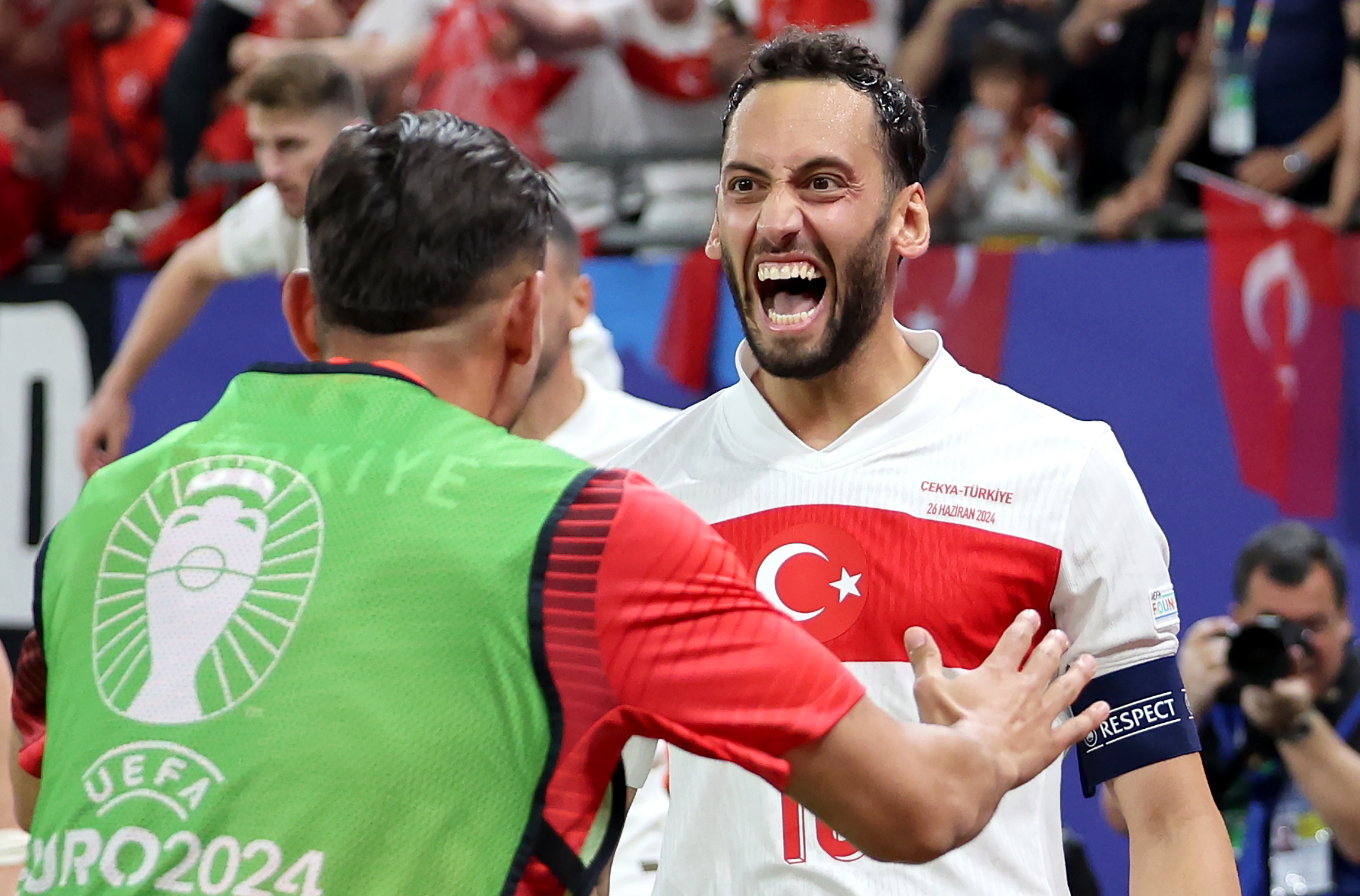 Hamburg (Germany), 26/06/2024.- Hakan Calhanoglu of Turkey celebrates after scoring the opening goal during the UEFA EURO 2024 group F soccer match between Czech Republic and Turkey, in Hamburg, Germany, 26 June 2024. (República Checa, Alemania, Turquía, Hamburgo) EFE/EPA/ABEDIN TAHERKENAREH
