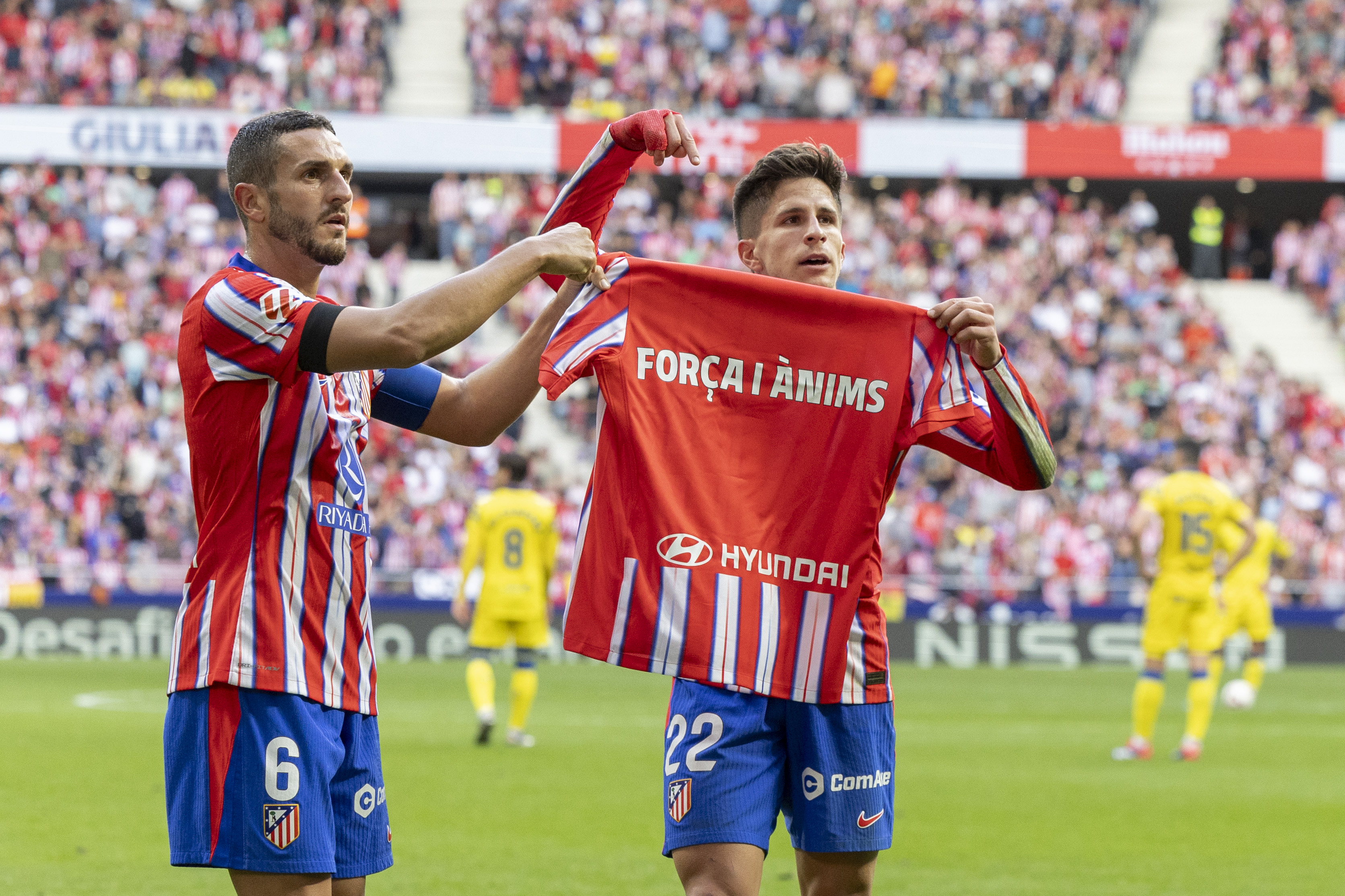 Giuliano celebra su primer gol con el Atlético con un recuerdo a las víctimas y afectados por las inundaciones de Valencia.