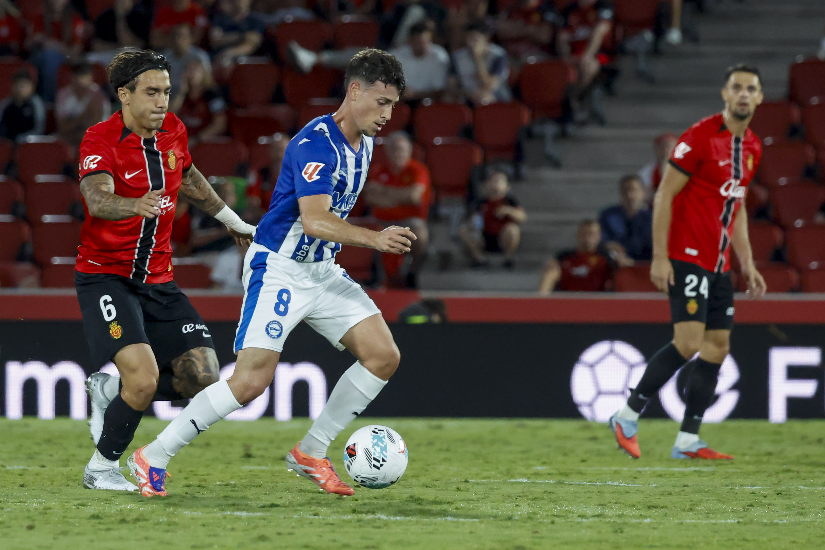 PALMA DE MALLORCA, 27/09/2025.- El centrocampista del Alavés, Antonio Blanco (d), conduce el balón ante el centrocampista del Mallorca, Antonio Sánchez, durante el encuentro correspondiente a la jornada 7 de Laliga EA Sports que disputan hoy sábado Mallorca y Alavés en el estadio de Son Moix, en la capital balear. EFE/CATI CLADERA.
