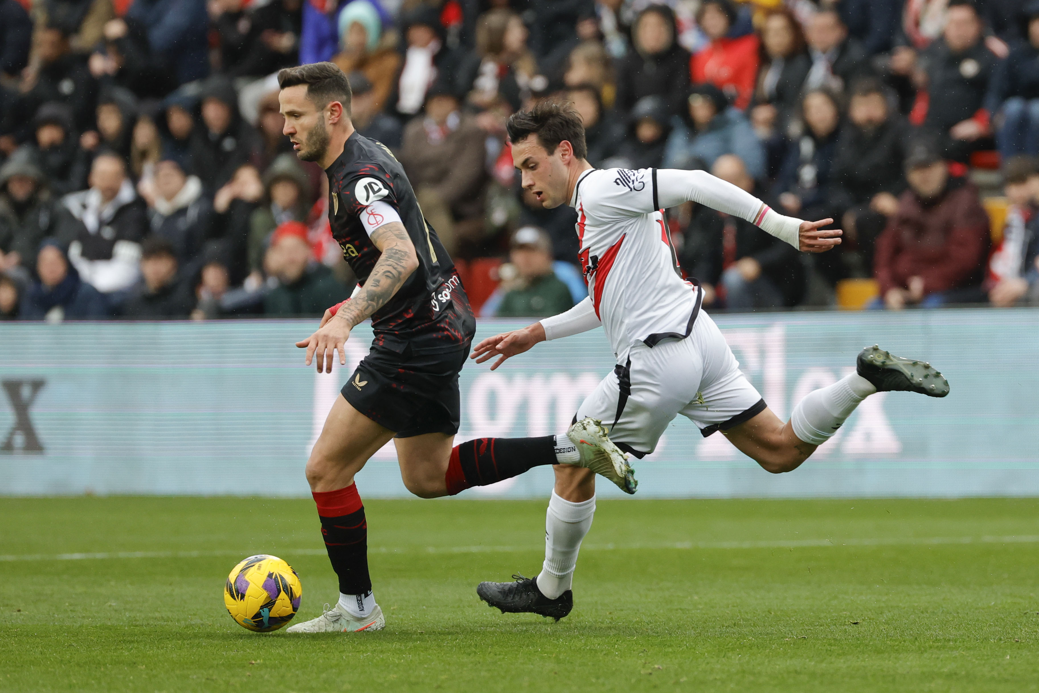 MADRID, 01/03/2025.- El centrocampista del Rayo Vallecano Pedro Daz (d) disputa un baln ante el centrocampista del Sevilla Sal ?guez este sbado, en el partido de la jornada 26 de LaLiga EA Sports, entre el Rayo Vallecano y el Sevilla FC, en el estadio de Vallecas, en Madrid. EFE/ Zipi Aragn