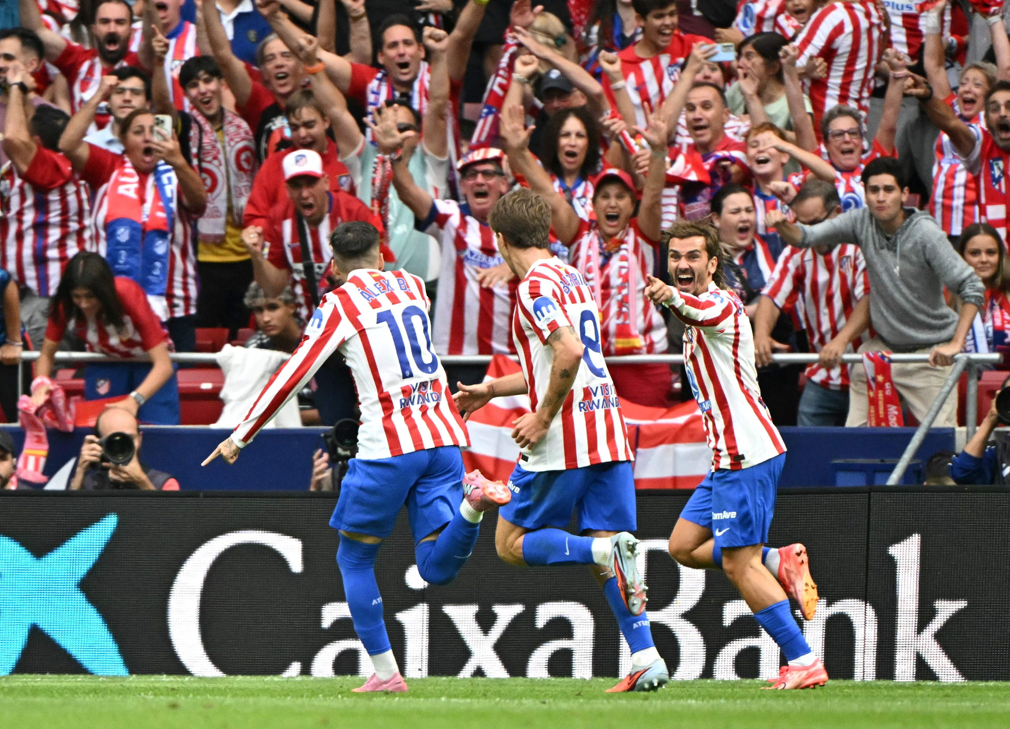 Griezmann celebra con sus compañeros el 5-2 para el Atlético de Madrid. 