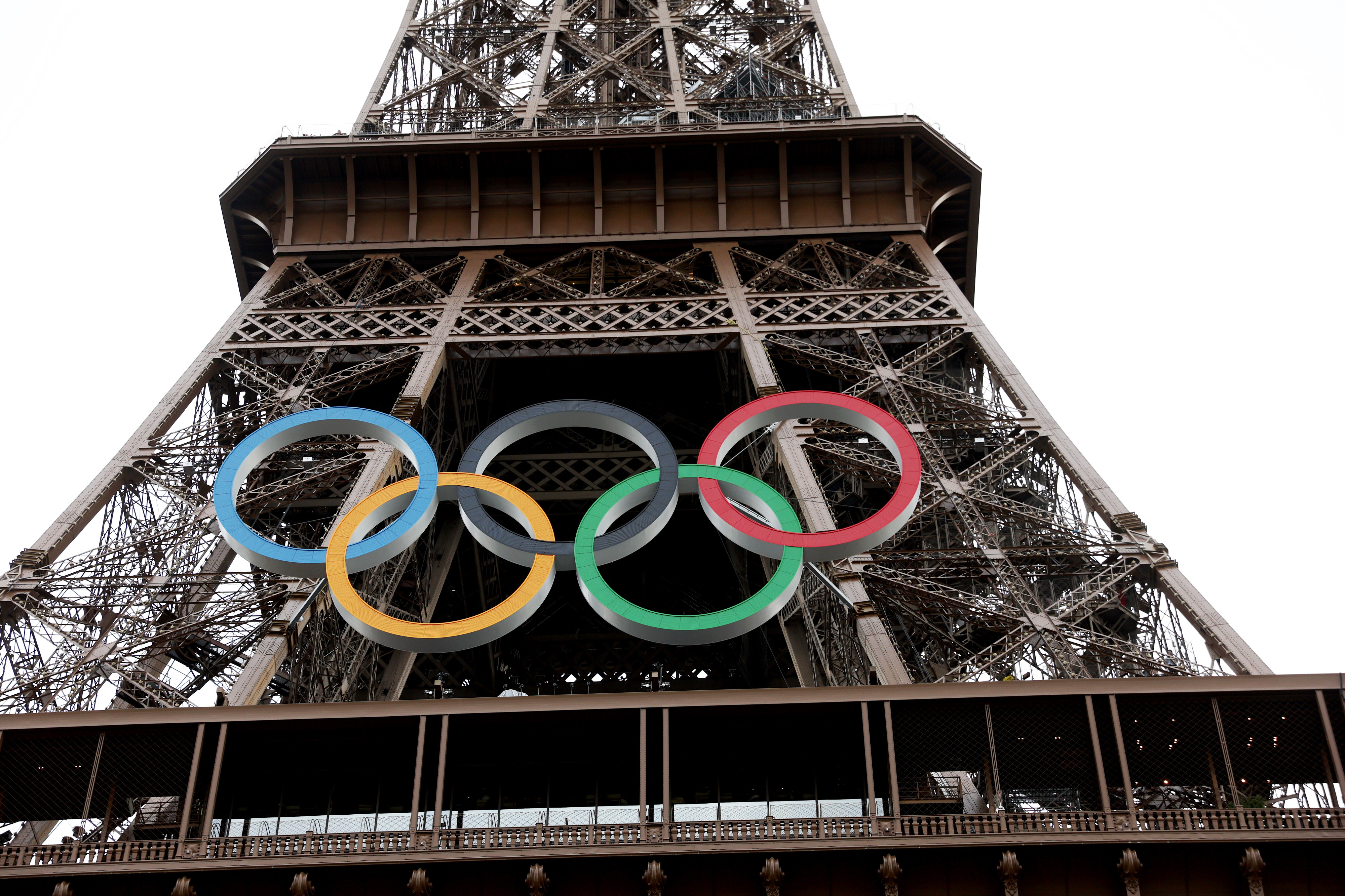 Paris (France), 25/07/2024.- The Olympics Rings are displayed on the Eiffel Tower ahead of the opening ceremony of the Paris 2024 Olympic Games, in Paris, France, 25 July 2024. The opening ceremony of the Paris 2024 Olympic Games will begin on 26 July with a nautical parade on the Seine river and end on the protocol stage in front of the Eiffel Tower. (Francia) EFE/EPA/ALI HAIDER
