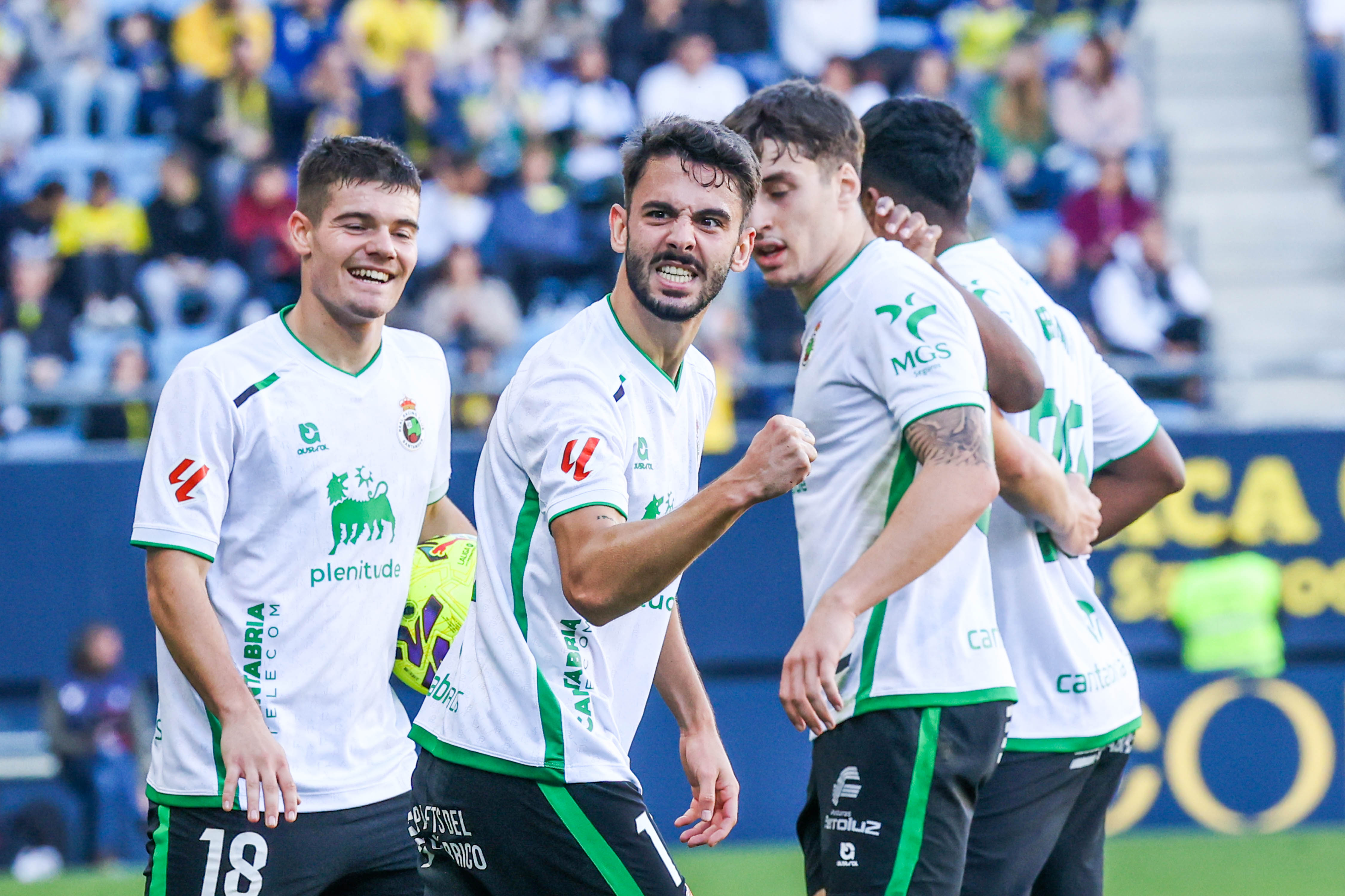 Si Iñigo lideró, Andrés, mató. Doblete del 11 del Racing para terminar el trabajo comenzado por su compañero. Nos quedamos con el primer tanto, que llegó tras una preciosa jugada entre Maguette y Canales, que finalizó Andrés con un voleón.