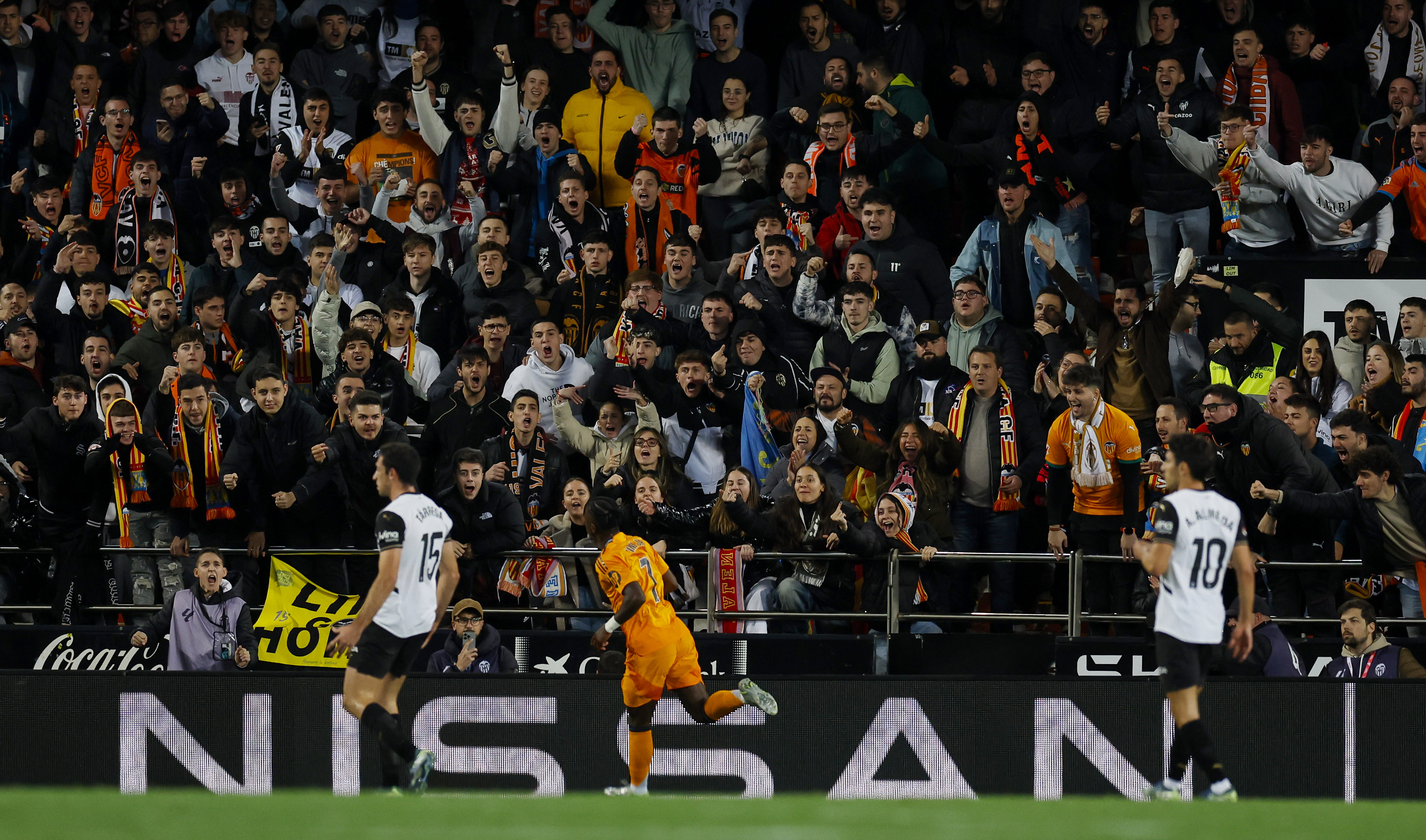 Aficionados del Valencia presentes en la grada de Mestalla, increpan al jugador del Real Madrid.