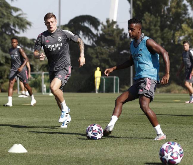 El Real Madrid presenta sus nuevas camisetas para la temporada 2020/21, con  protagonismo del color rosa