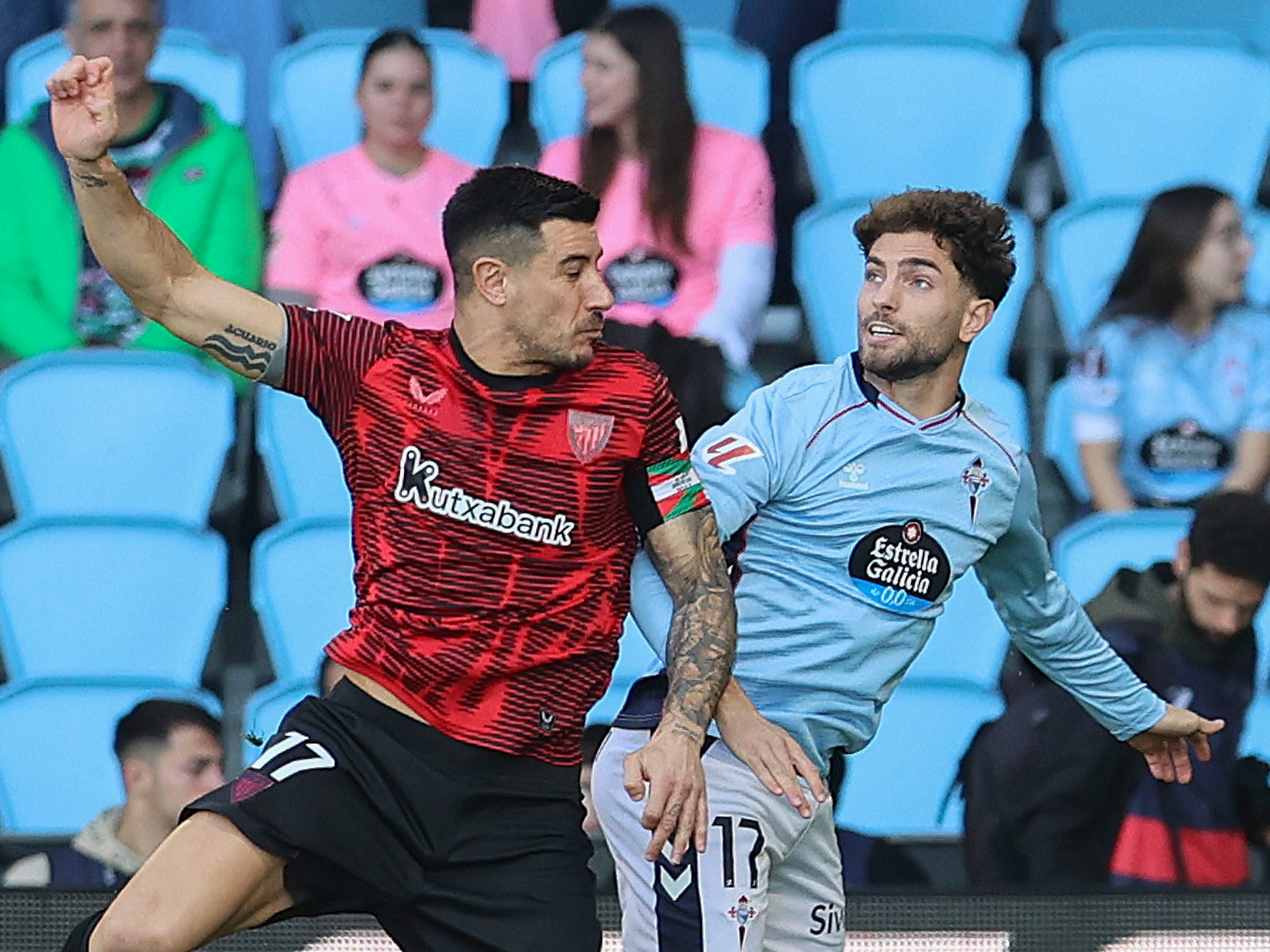 VIGO (PONTEVEDRA), 14/12/2025.- Javier Rueda (d), del Celta de Vigo, y Yuri Berchiche (i), del Athletic Club, durante el partido de LaLiga disputado este domingo en el estadio de Balaídos. EFE/Salvador Sas
