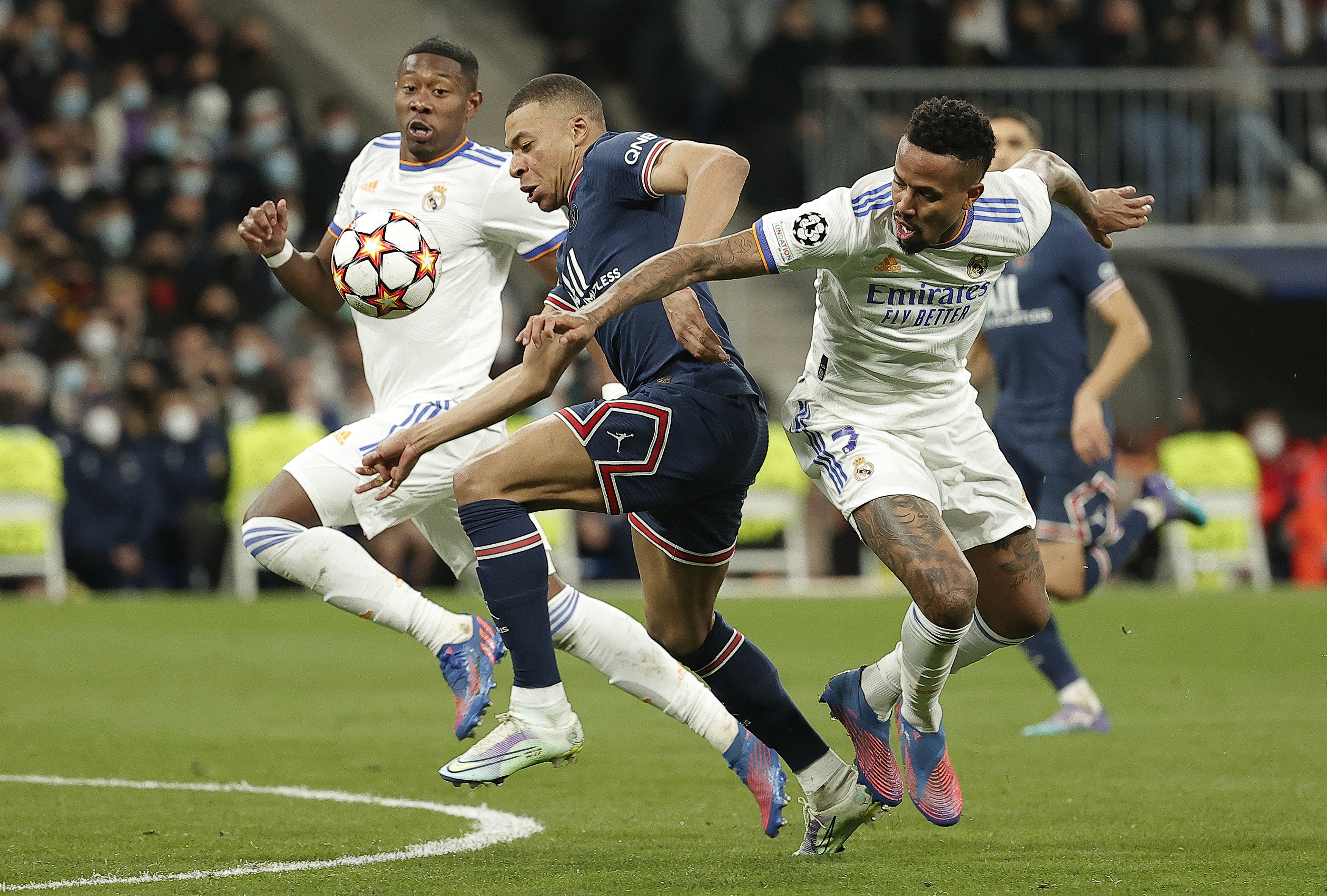 Mbappé intenta zafarse de Alaba y Militao en el Real Madrid-PSG de la vuelta de octavos jugada en el Bernabéu en marzo de 2022.