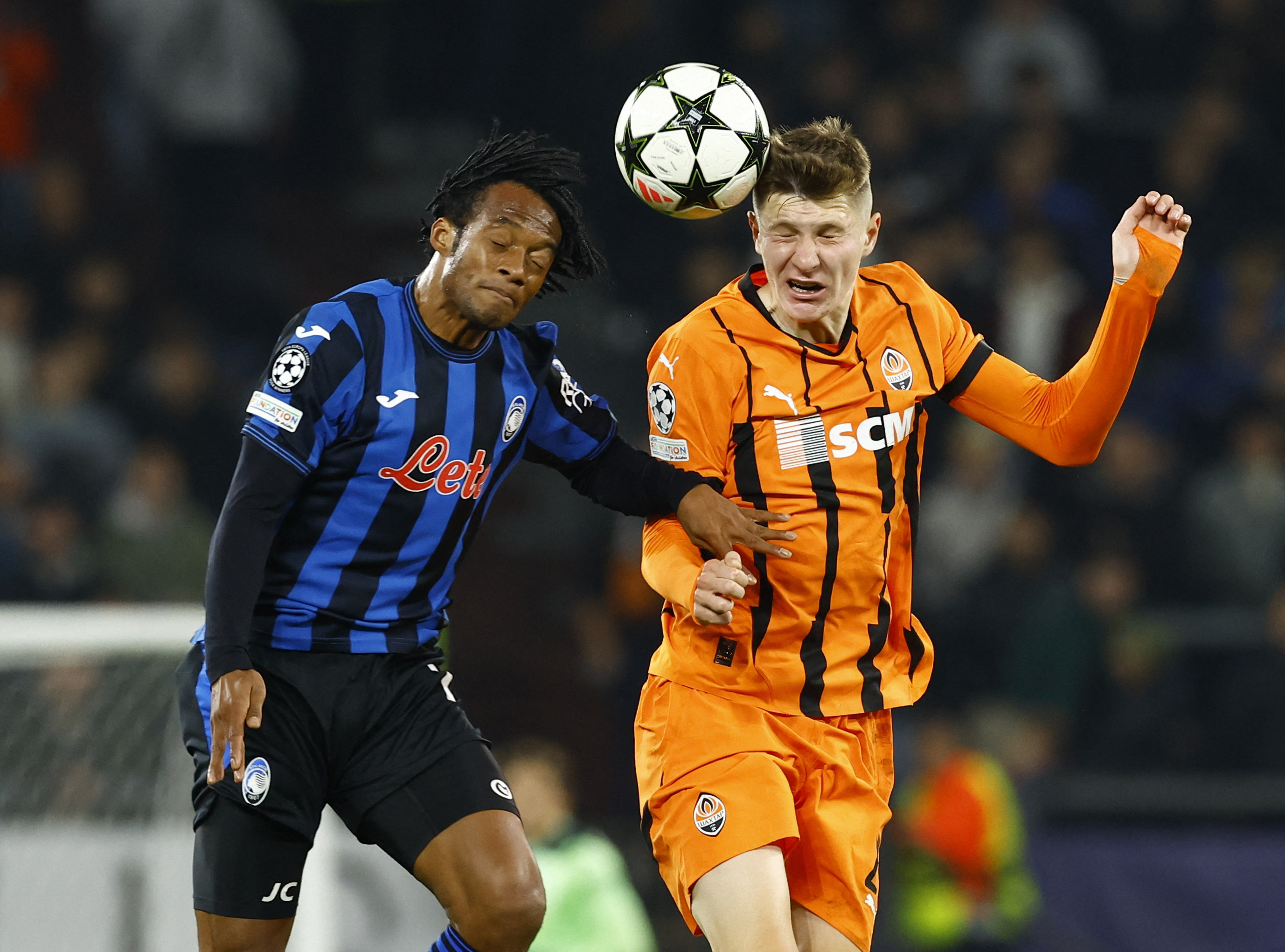 Soccer Football - Champions League - Shakhtar Donetsk v Atalanta - Veltins-Arena, Gelsenkirchen, Germany - October 2, 2024 Atalanta's Juan Cuadrado in action with Shakhtar Donetsk's Artem Bondarenko REUTERS/Piroschka Van De Wouw