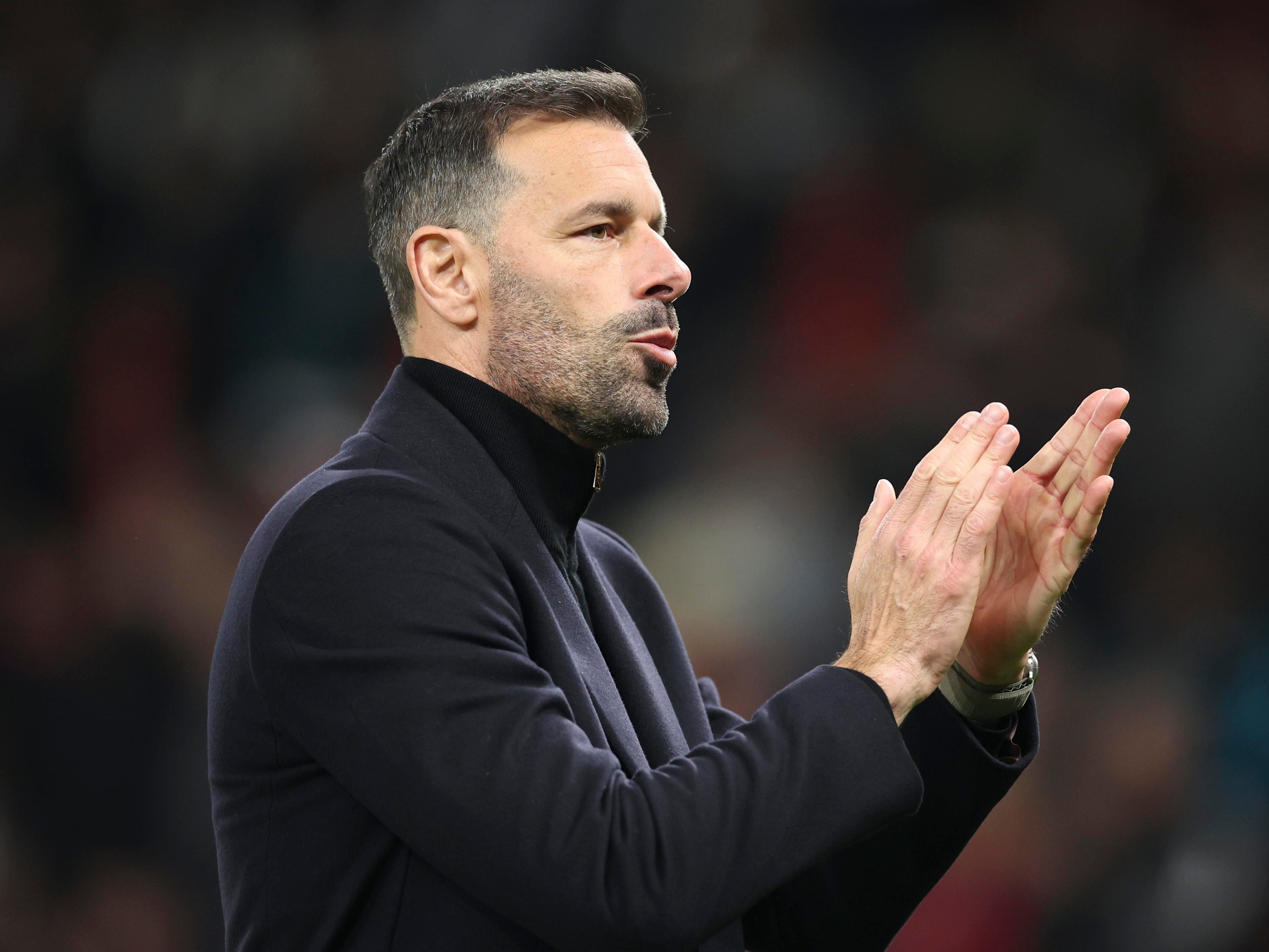 Manchester (United Kingdom), 07/11/2024.- Manchester United interim manager Ruud van Nistelrooy greets supporters after winning the UEFA Europa League match between Manchester United and PAOK in Manchester, Great Britain, 07 November 2024. (Gran Bretaña, Reino Unido) EFE/EPA/ADAM VAUGHAN
