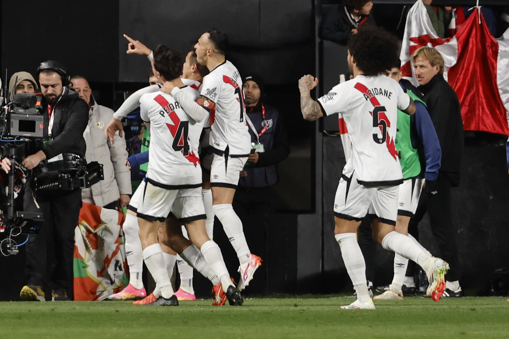 MADRID, 16/03/2025.- Los jugadores del Rayo celebran el primer gol del equipo madrile?o durante el encuentro correspondiente a la jornada 28 de Laliga EA Sports que disputan hoy domingo Rayo y Real Sociedad en el estadio de Vallecas, en Madrid. EFE / Sergio Perez.
