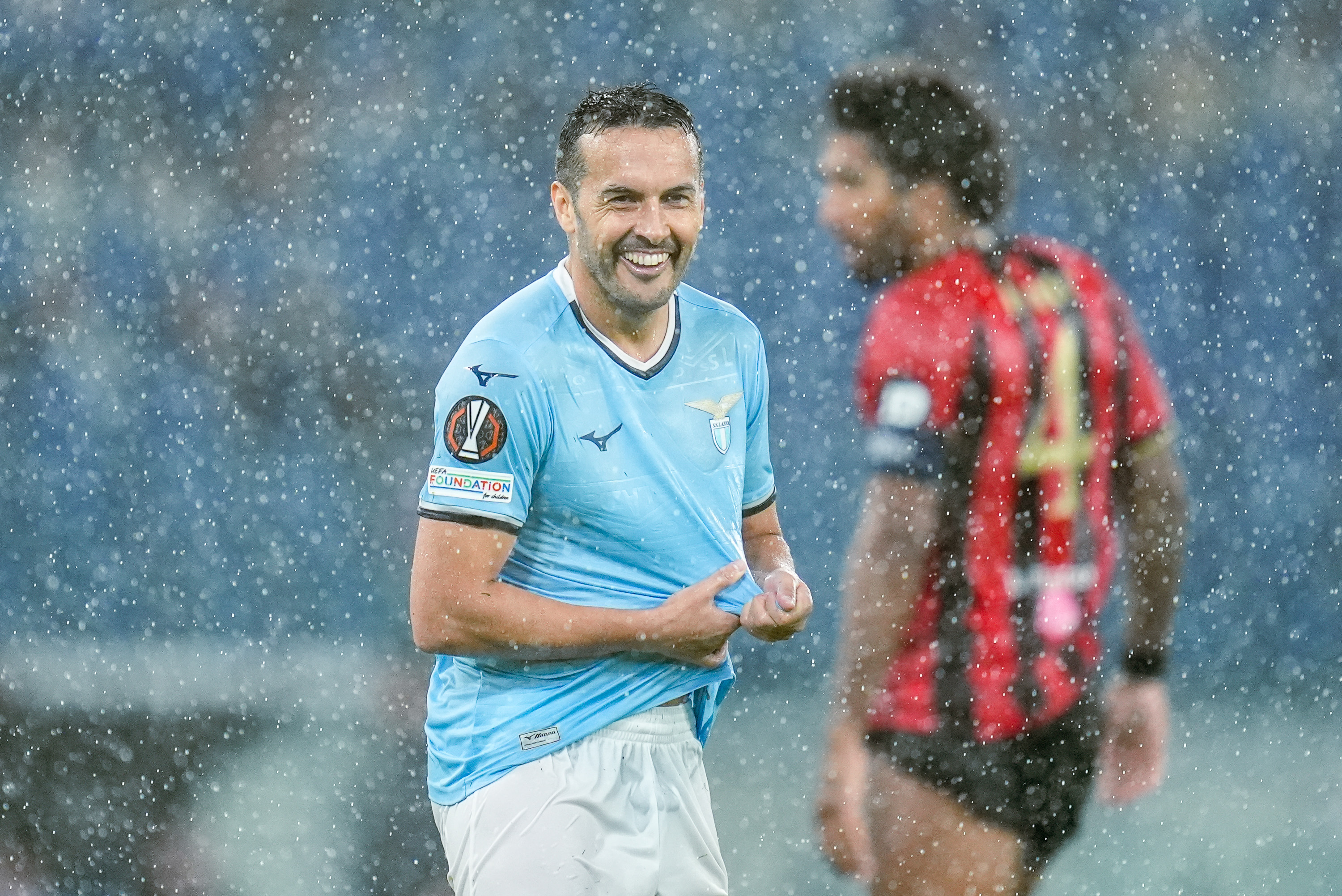 Pedro de la SS Lazio se escurre la camiseta empapada por la lluvia durante el partido de la fase de grupos de la UEFA Europa League 2024/25 entre la SS Lazio y el OGC Nice.