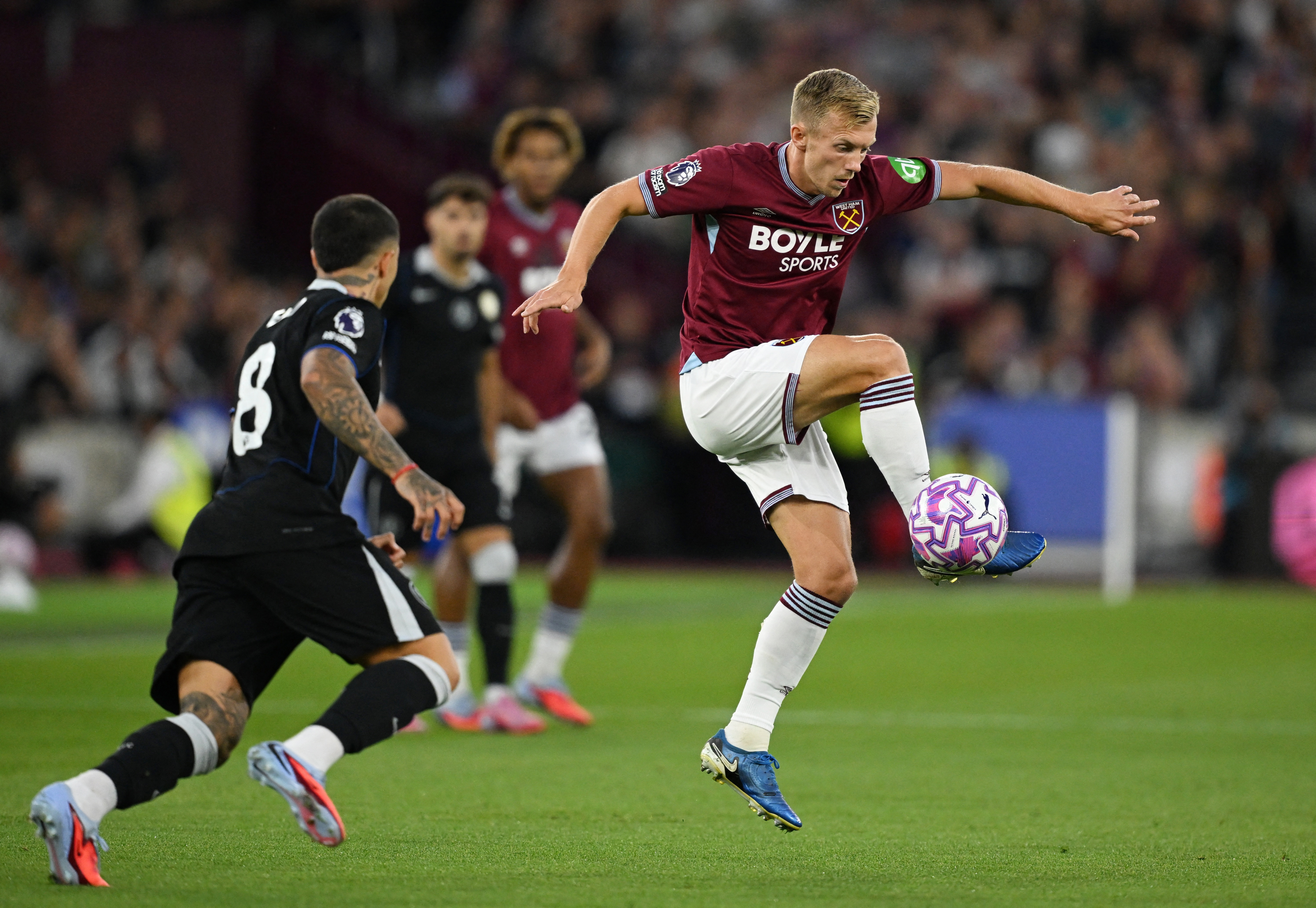 Soccer Football - Premier League - West Ham United v Chelsea - London Stadium, London, Britain - August 22, 2025  Chelsea's Enzo Fernandez in action with West Ham United's James Ward-Prowse REUTERS/Dylan Martinez EDITORIAL USE ONLY. NO USE WITH UNAUTHORIZED AUDIO, VIDEO, DATA, FIXTURE LISTS, CLUB/LEAGUE LOGOS OR 'LIVE' SERVICES. ONLINE IN-MATCH USE LIMITED TO 120 IMAGES, NO VIDEO EMULATION. NO USE IN BETTING, GAMES OR SINGLE CLUB/LEAGUE/PLAYER PUBLICATIONS. PLEASE CONTACT YOUR ACCOUNT REPRESENTATIVE FOR FURTHER DETAILS..