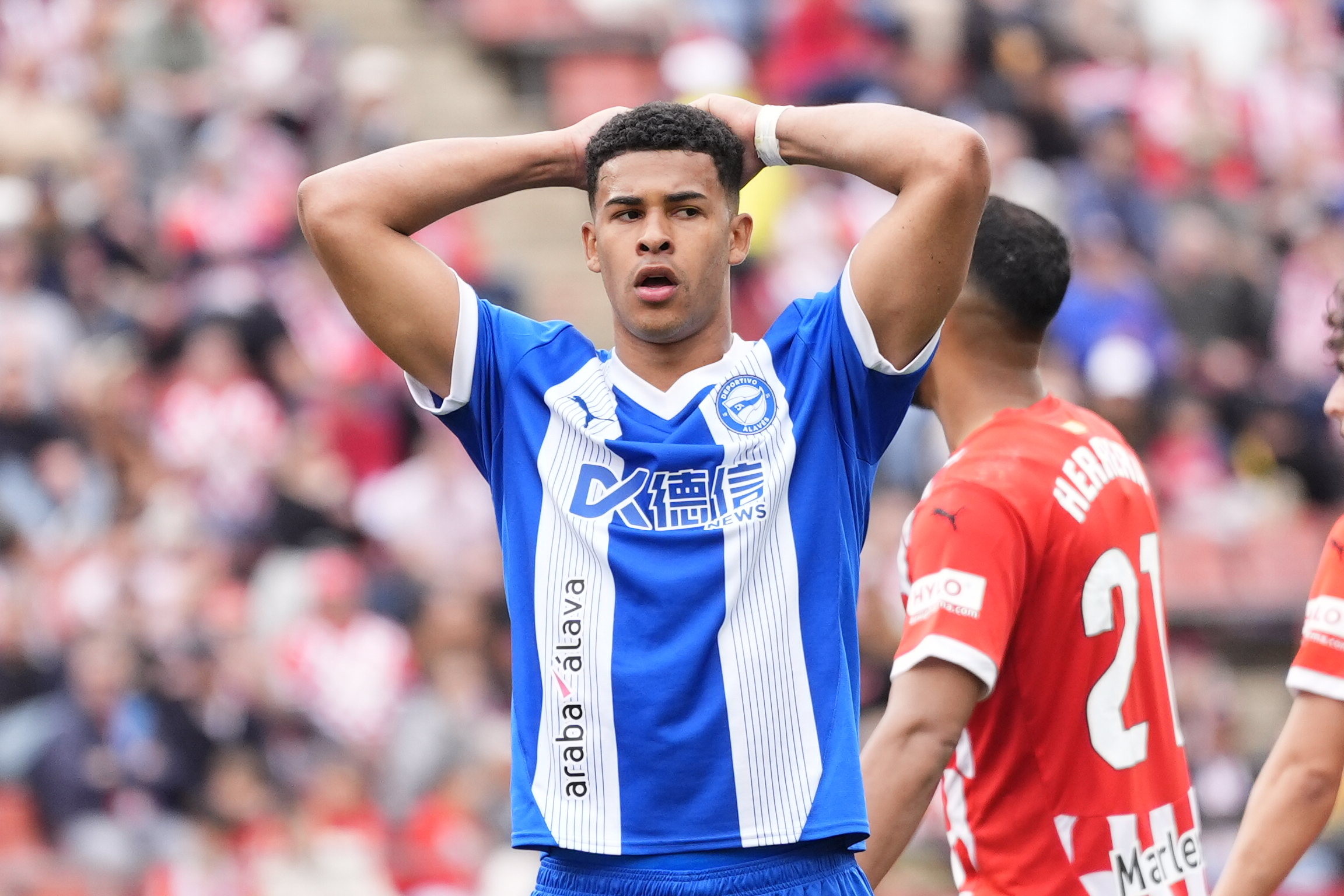 GIRONA, 05/04/2025.- El defensa uruguayo del Deportivo Alavés Santiago Mouriño (i) durante el partido de LaLiga entre el Girona y el Deportivo Alavés este sábado en el estadio Montilivi en Girona. EFE/ Siu Wu