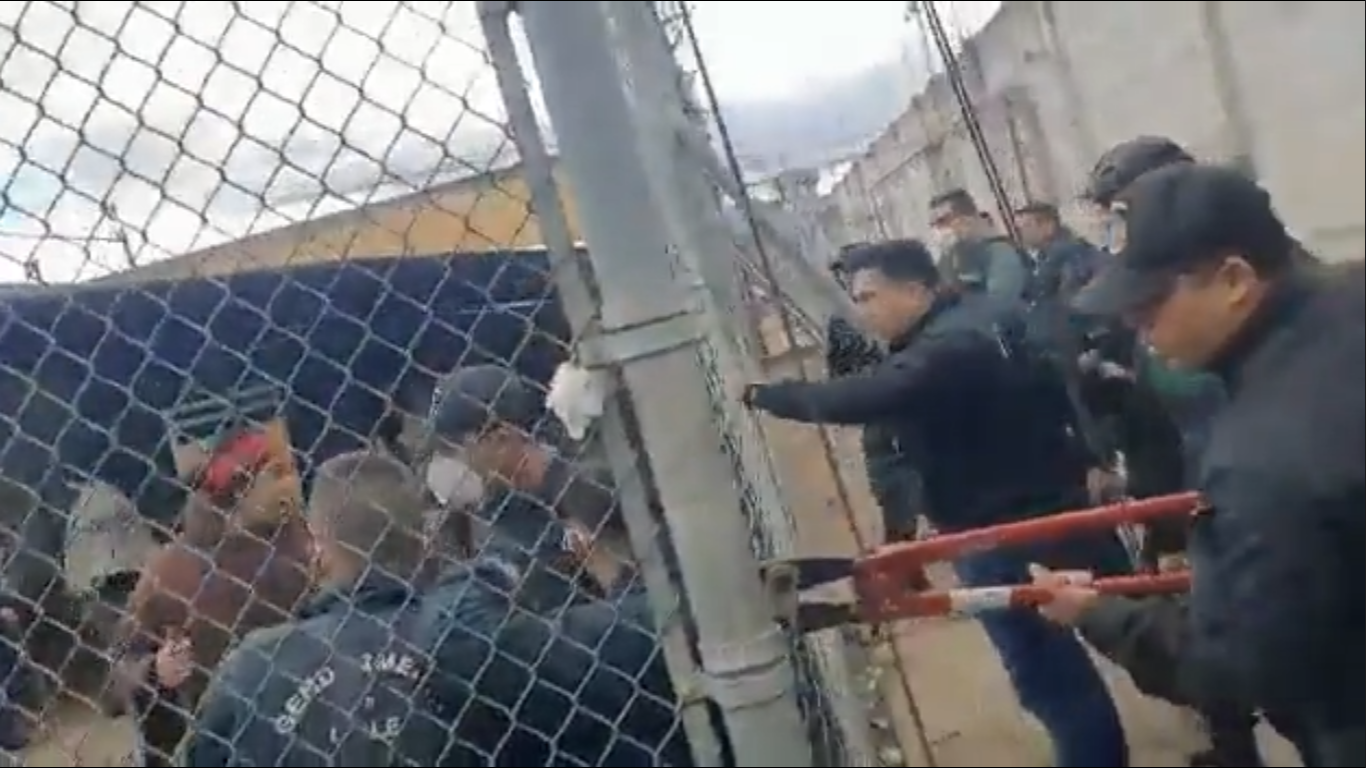 Así fue la liberación de los gendarmes que estaban como rehenes en una cárcel de Angol